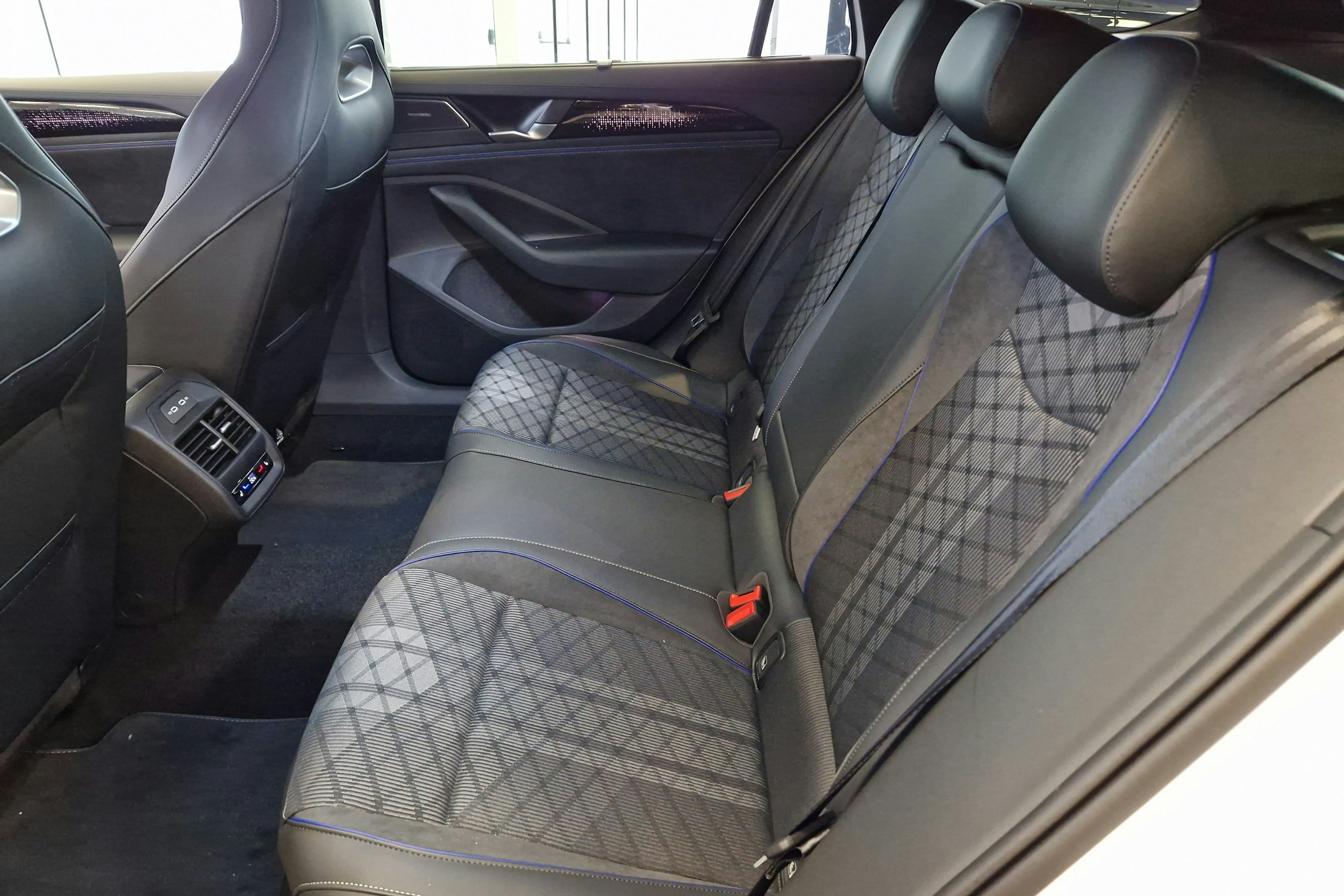 valkoinen Volkswagen Passat 2026 kuva 11.
