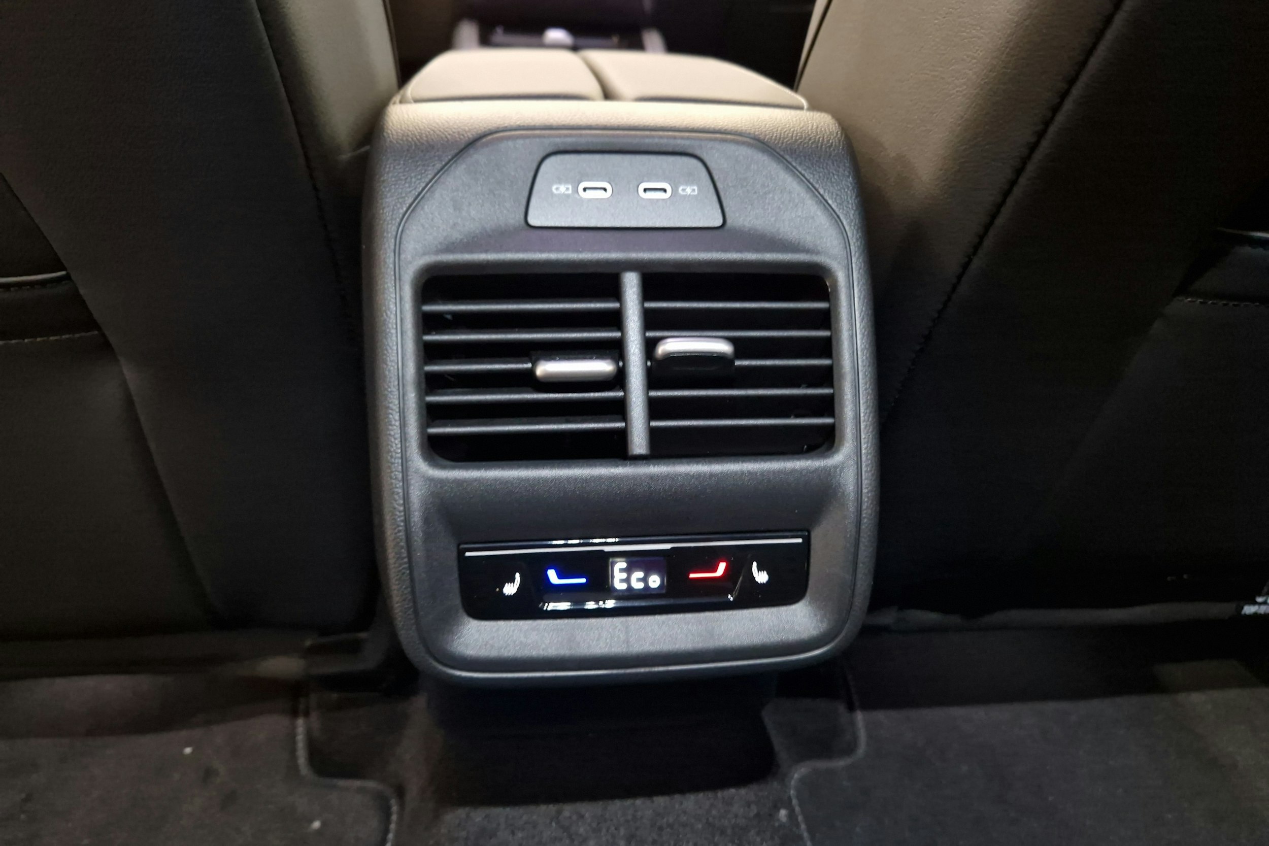 valkoinen Volkswagen Passat 2026 kuva 12.