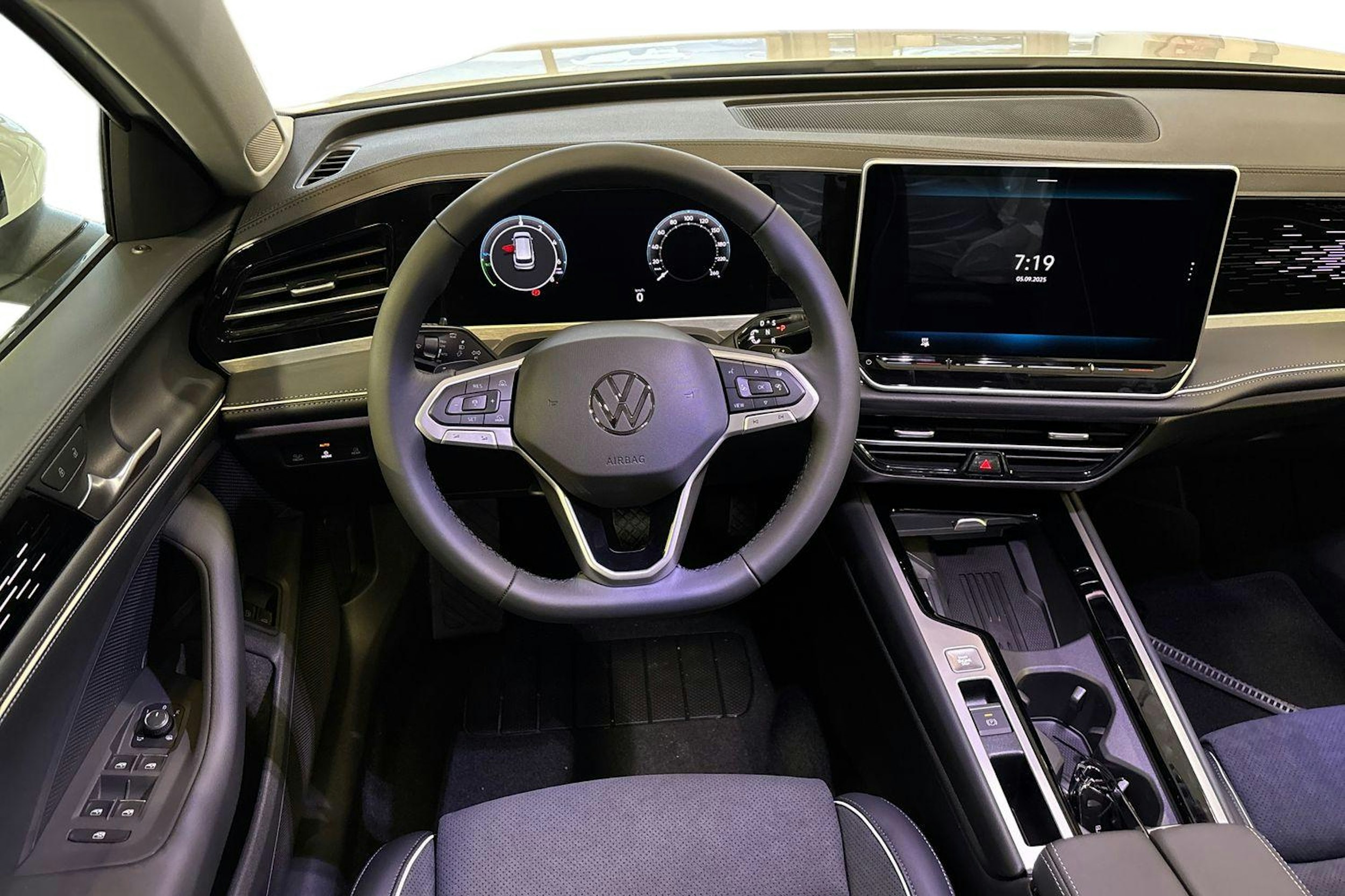 valkoinen Volkswagen Passat 2026 kuva 7.