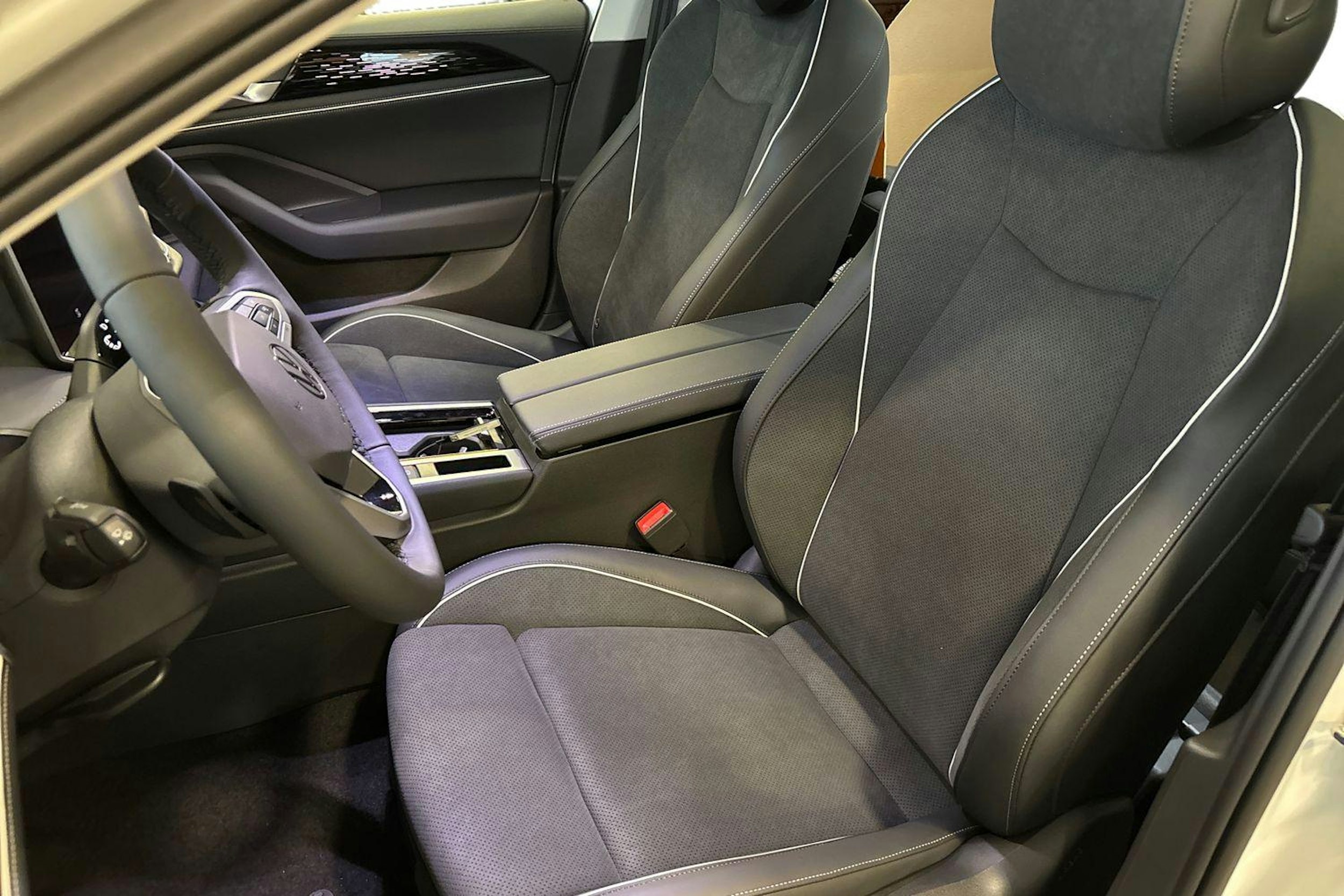 valkoinen Volkswagen Passat 2026 kuva 8.