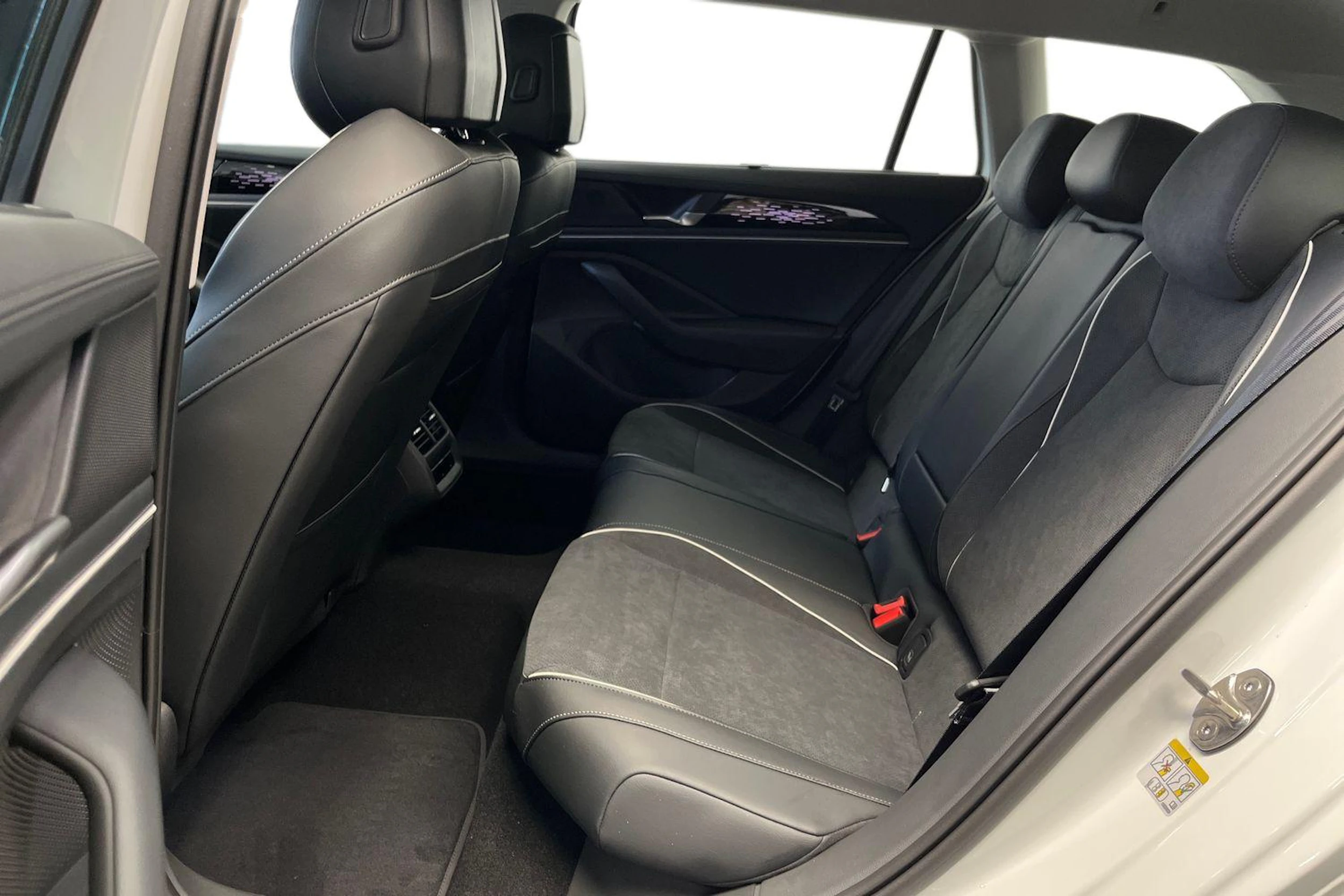 valkoinen Volkswagen Passat 2026 kuva 8.