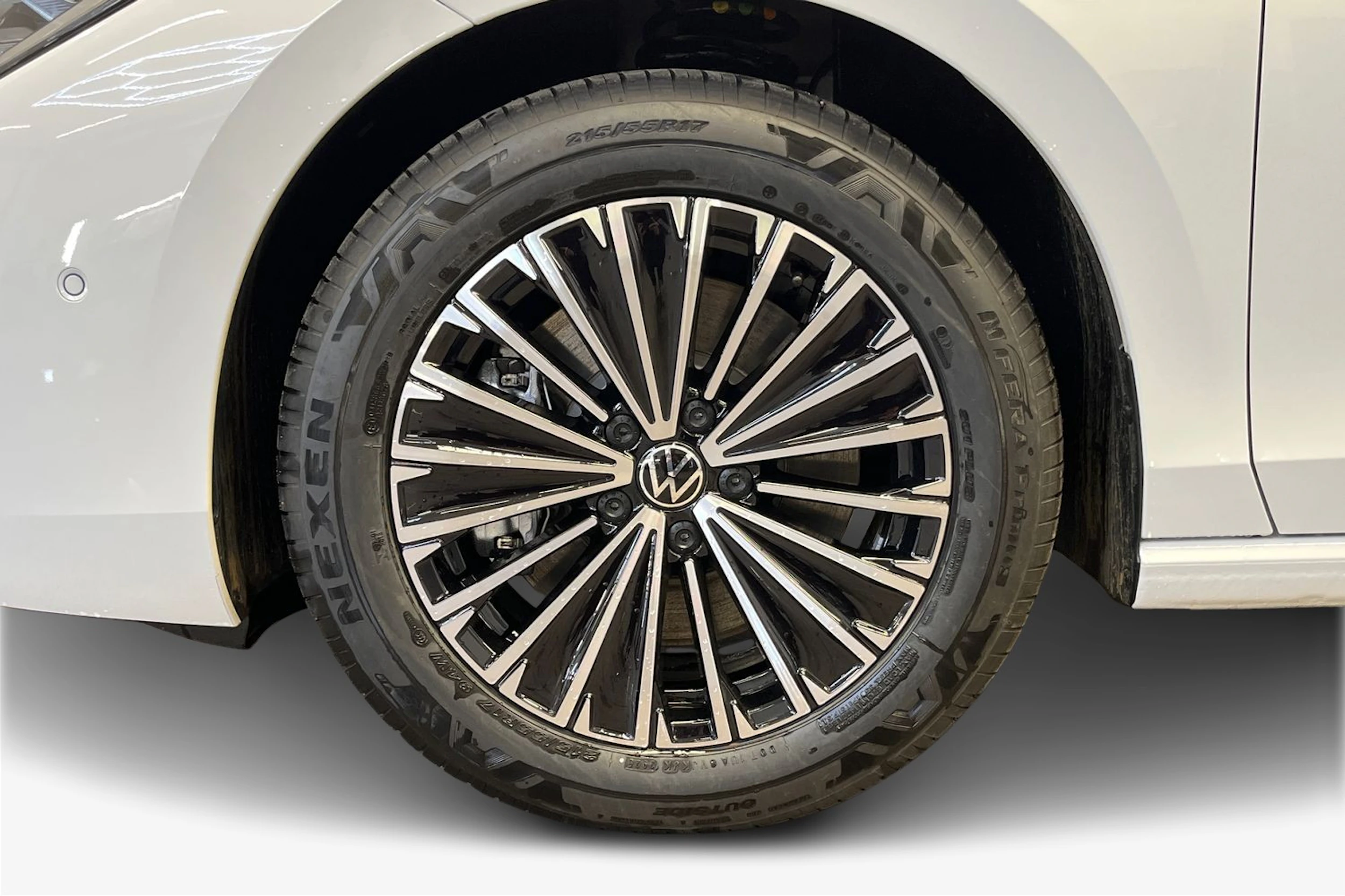 valkoinen Volkswagen Passat 2026 kuva 9.
