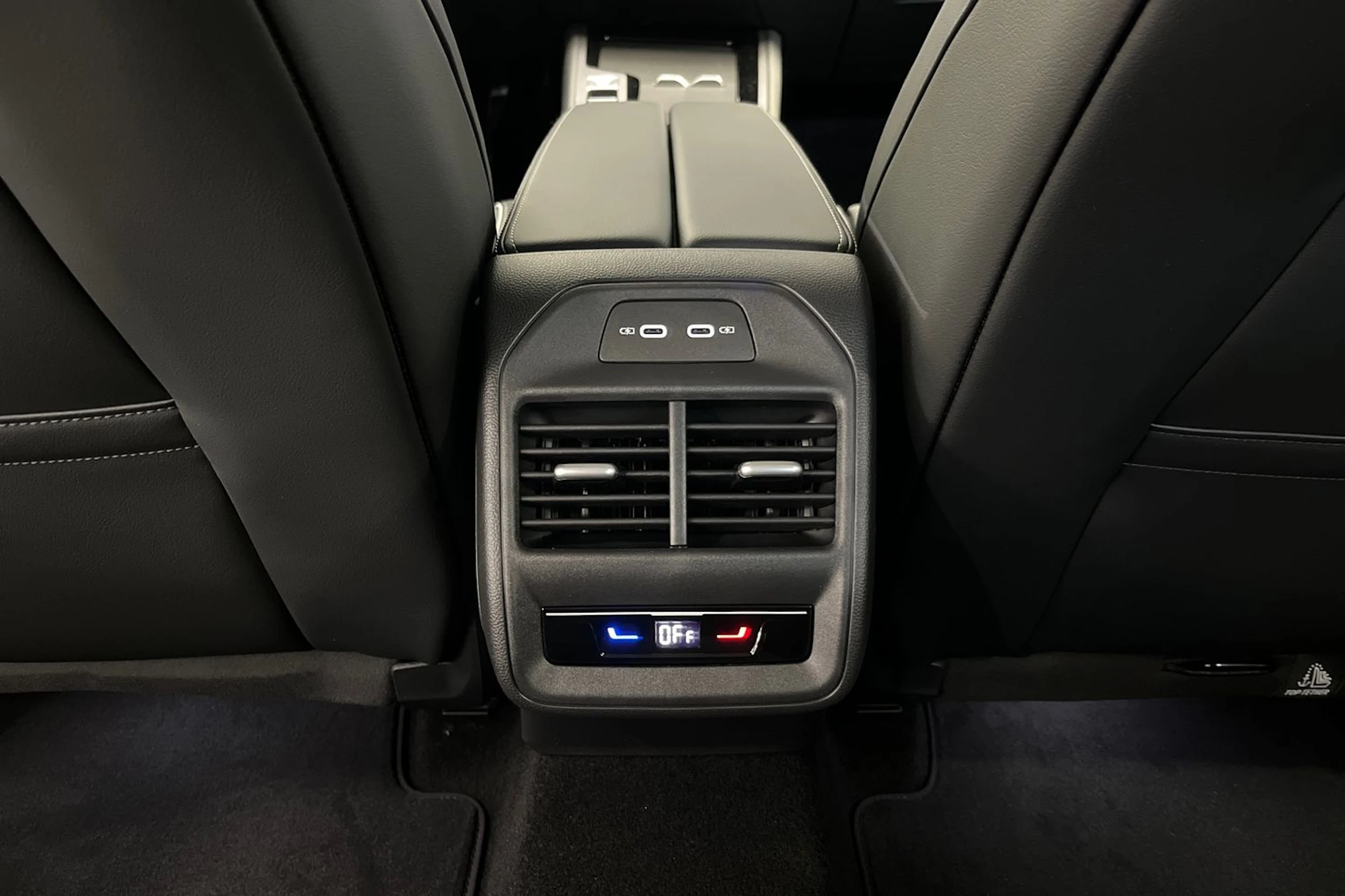 valkoinen Volkswagen Passat 2026 kuva 14.