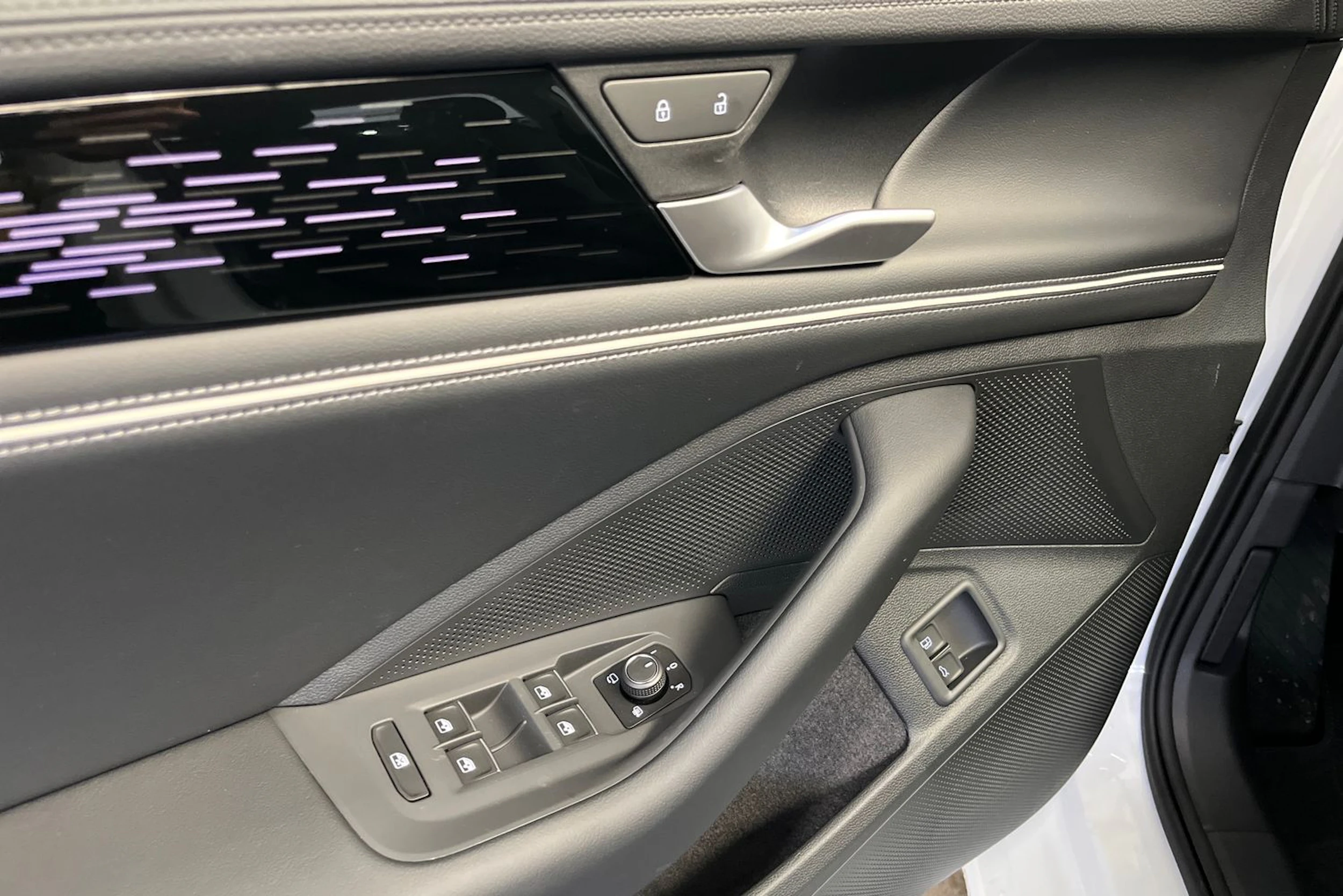 valkoinen Volkswagen Passat 2026 kuva 16.