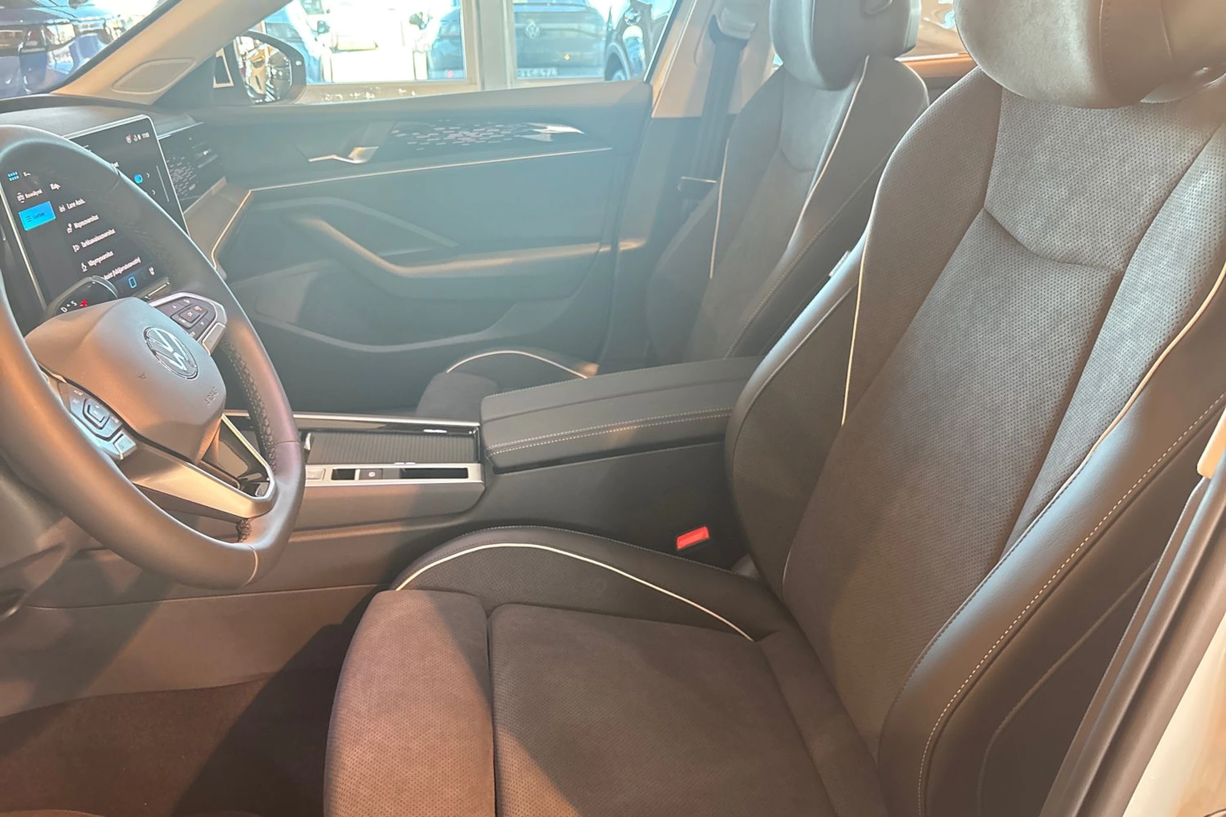 valkoinen Volkswagen Passat 2026 kuva 21.