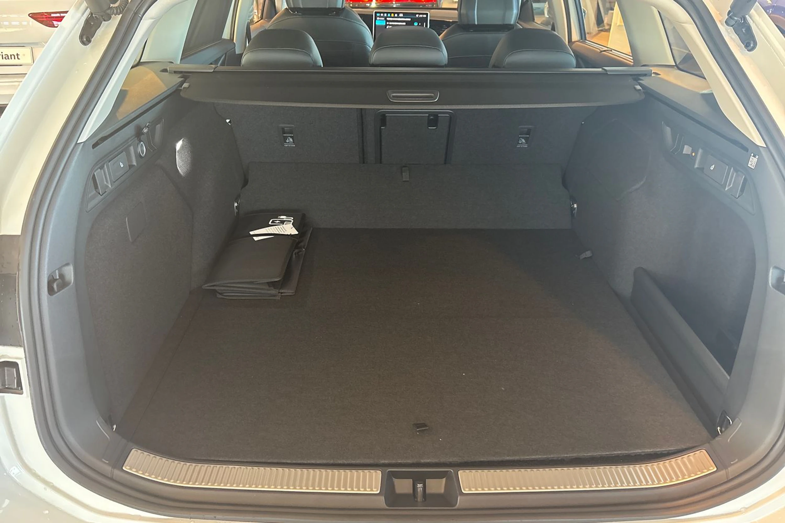 valkoinen Volkswagen Passat 2026 kuva 22.