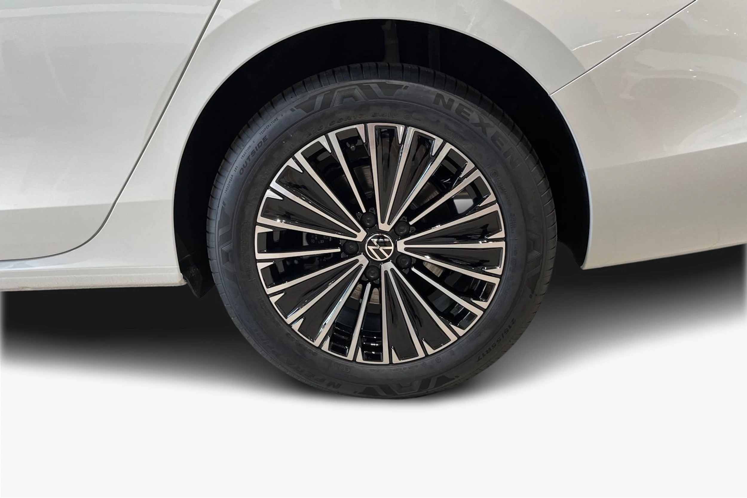 valkoinen Volkswagen Passat 2026 kuva 9.