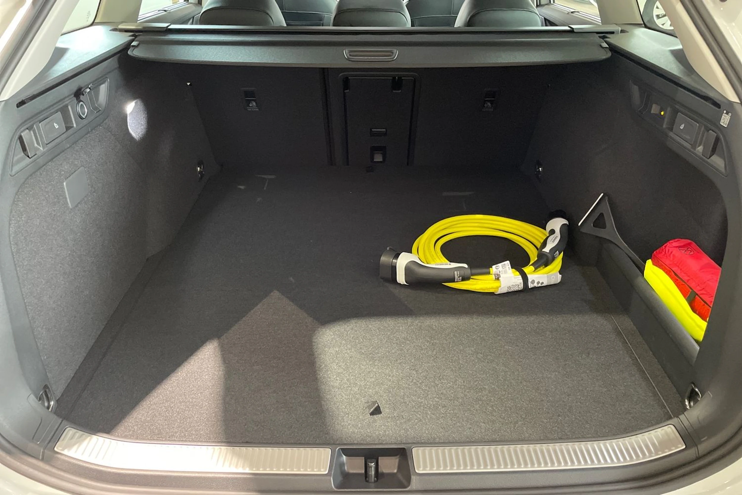 valkoinen Volkswagen Passat 2026 kuva 13.