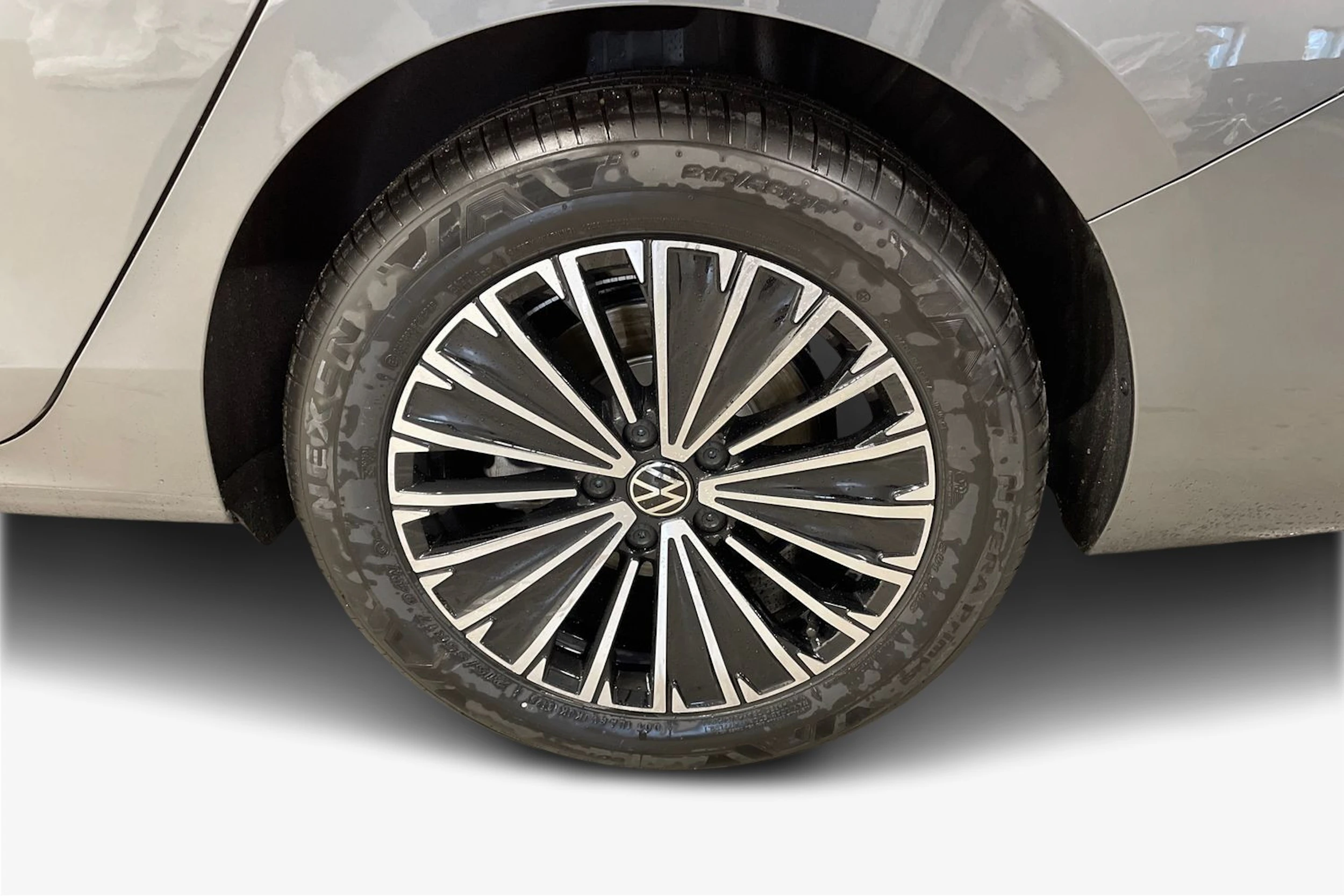 harmaa Volkswagen Passat 2026 kuva 9.