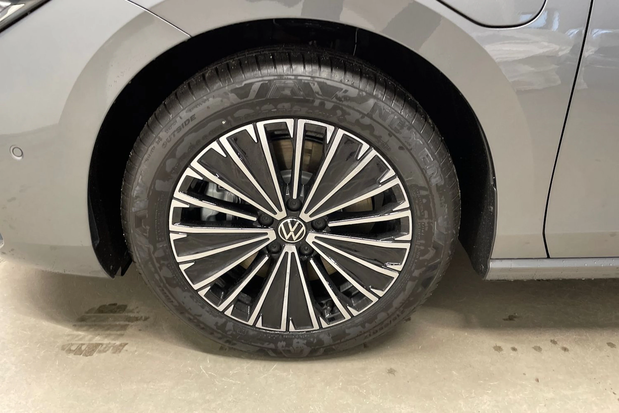 harmaa Volkswagen Passat 2026 kuva 10.