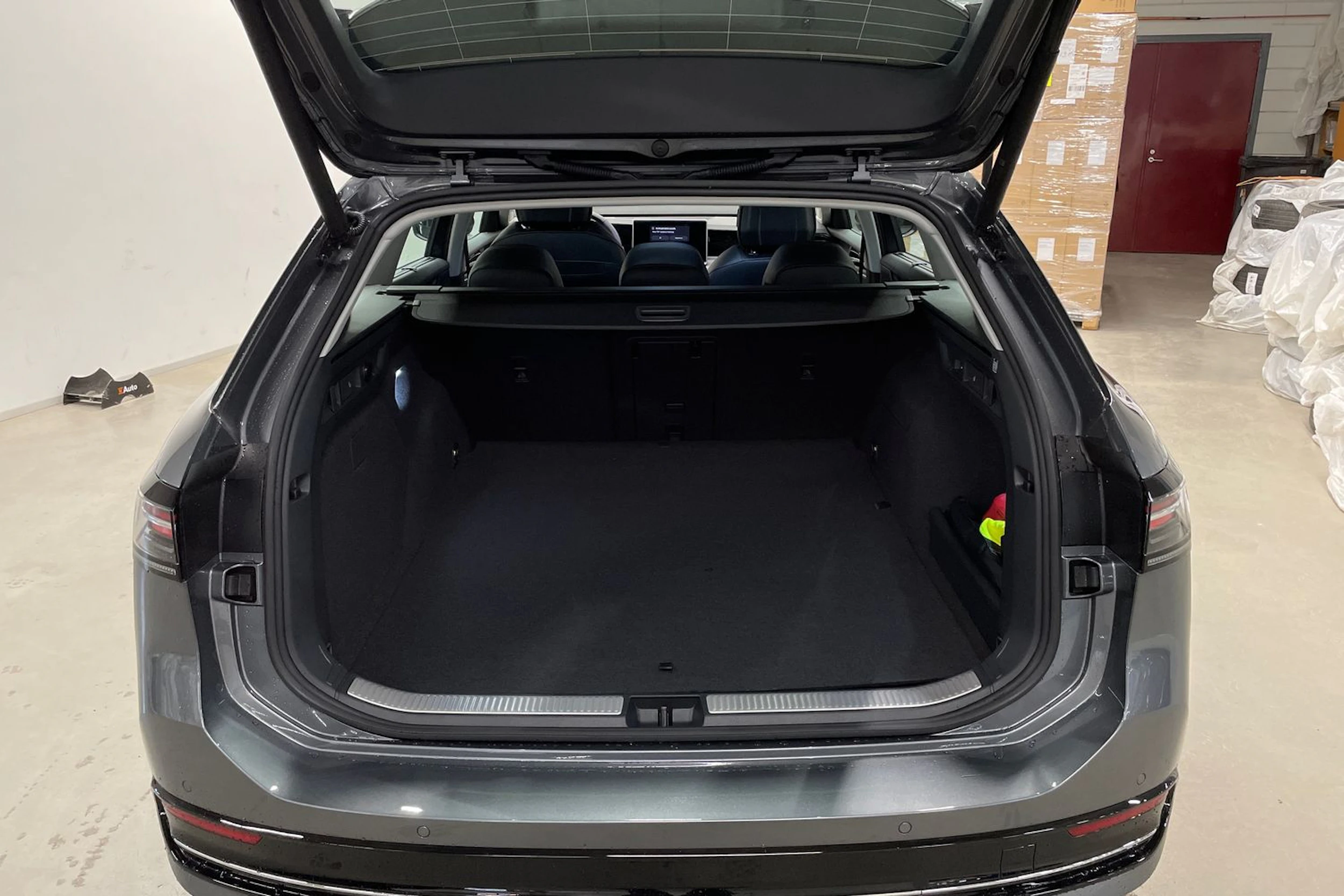 harmaa Volkswagen Passat 2026 kuva 11.