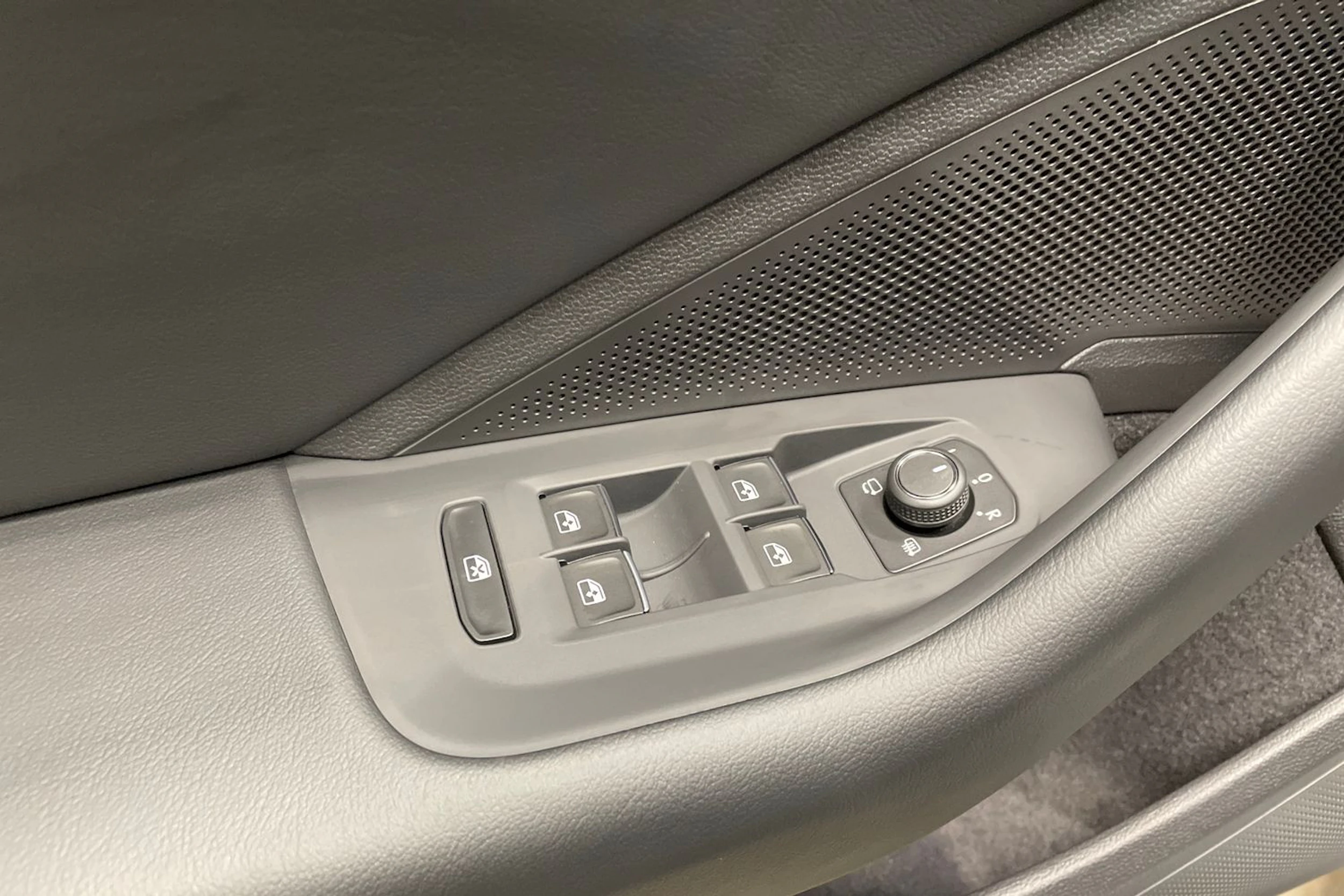 harmaa Volkswagen Passat 2026 kuva 13.