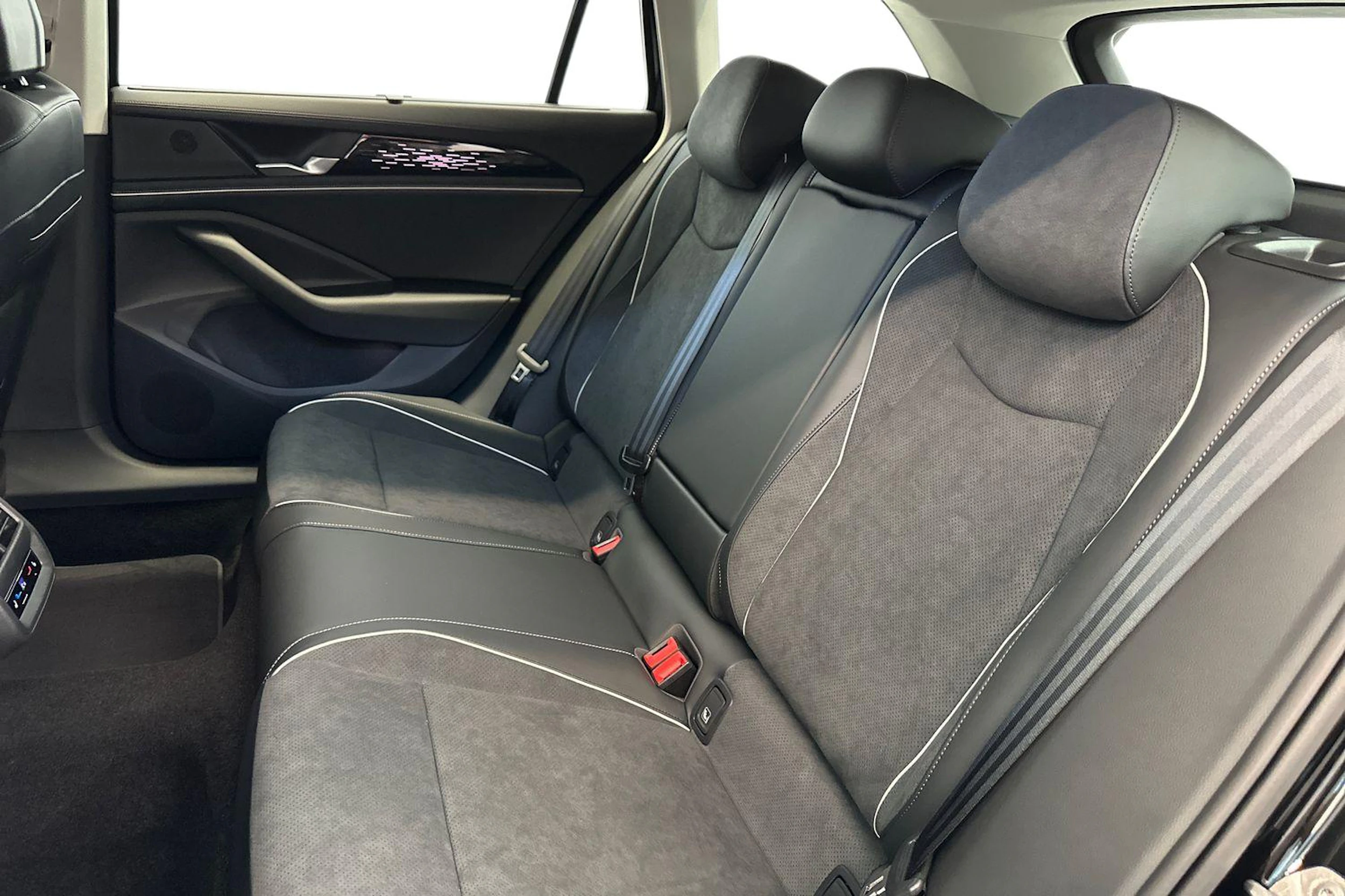 musta Volkswagen Passat 2026 kuva 8.