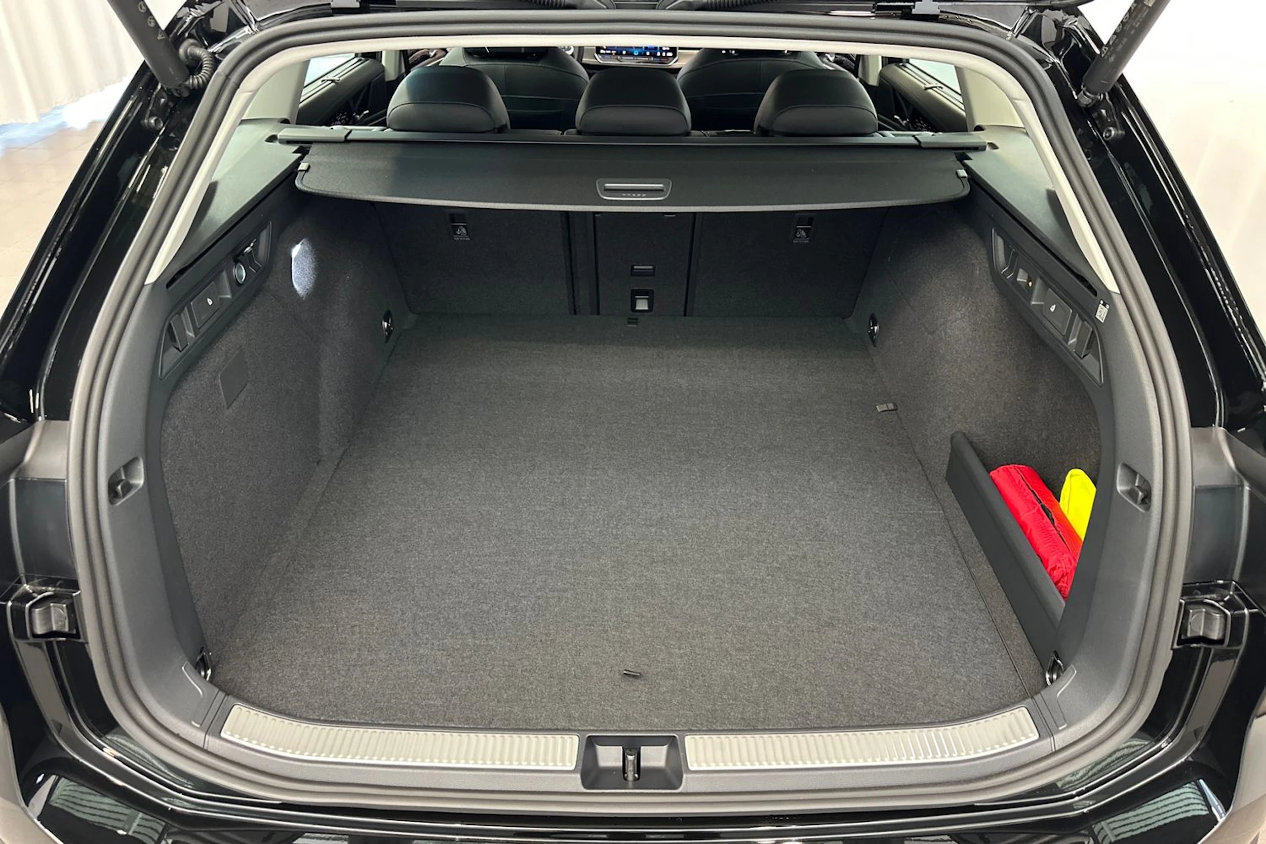 musta Volkswagen Passat 2026 kuva 11.