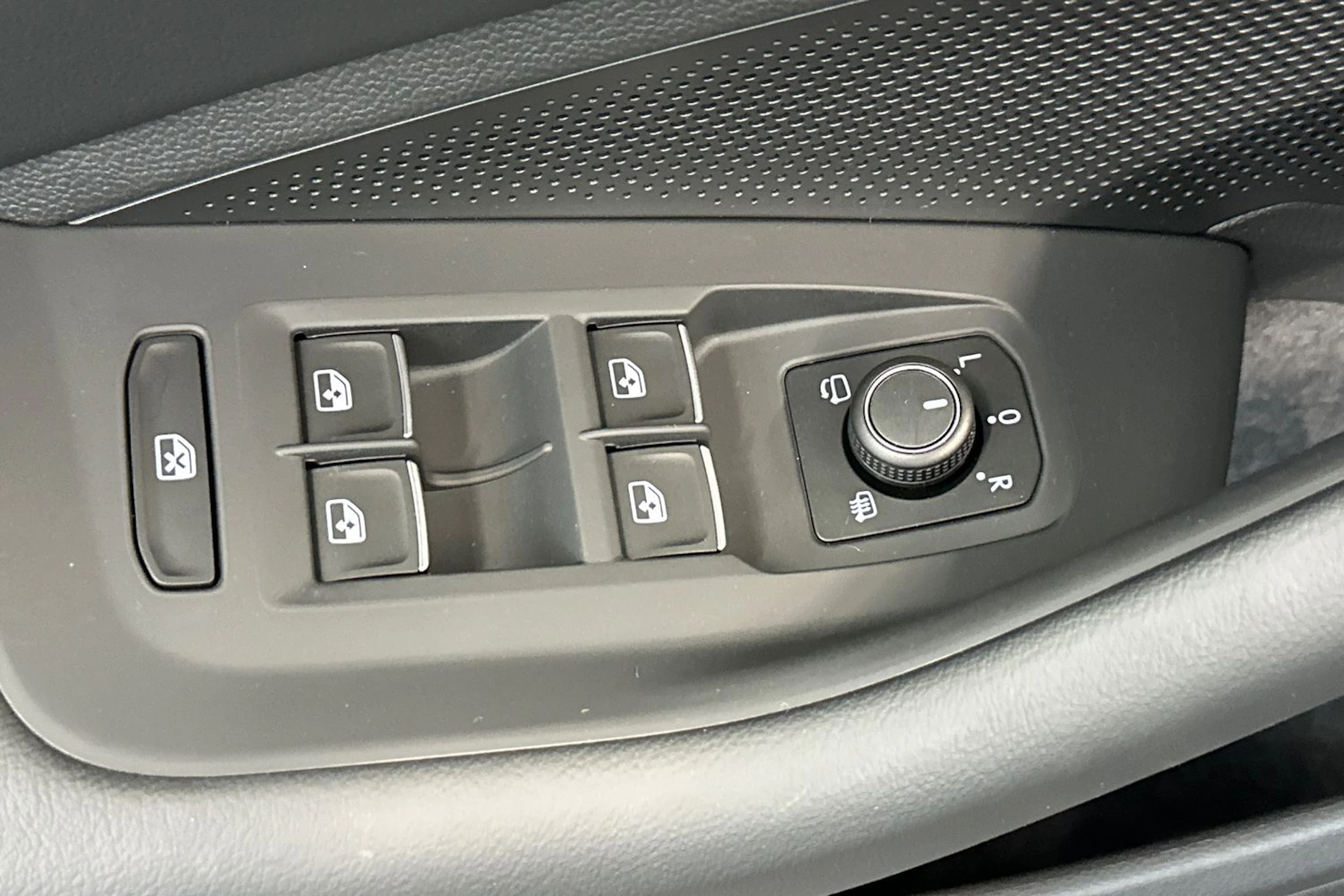 musta Volkswagen Passat 2026 kuva 14.