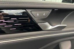 musta Volkswagen Passat 2026 kuva 16.