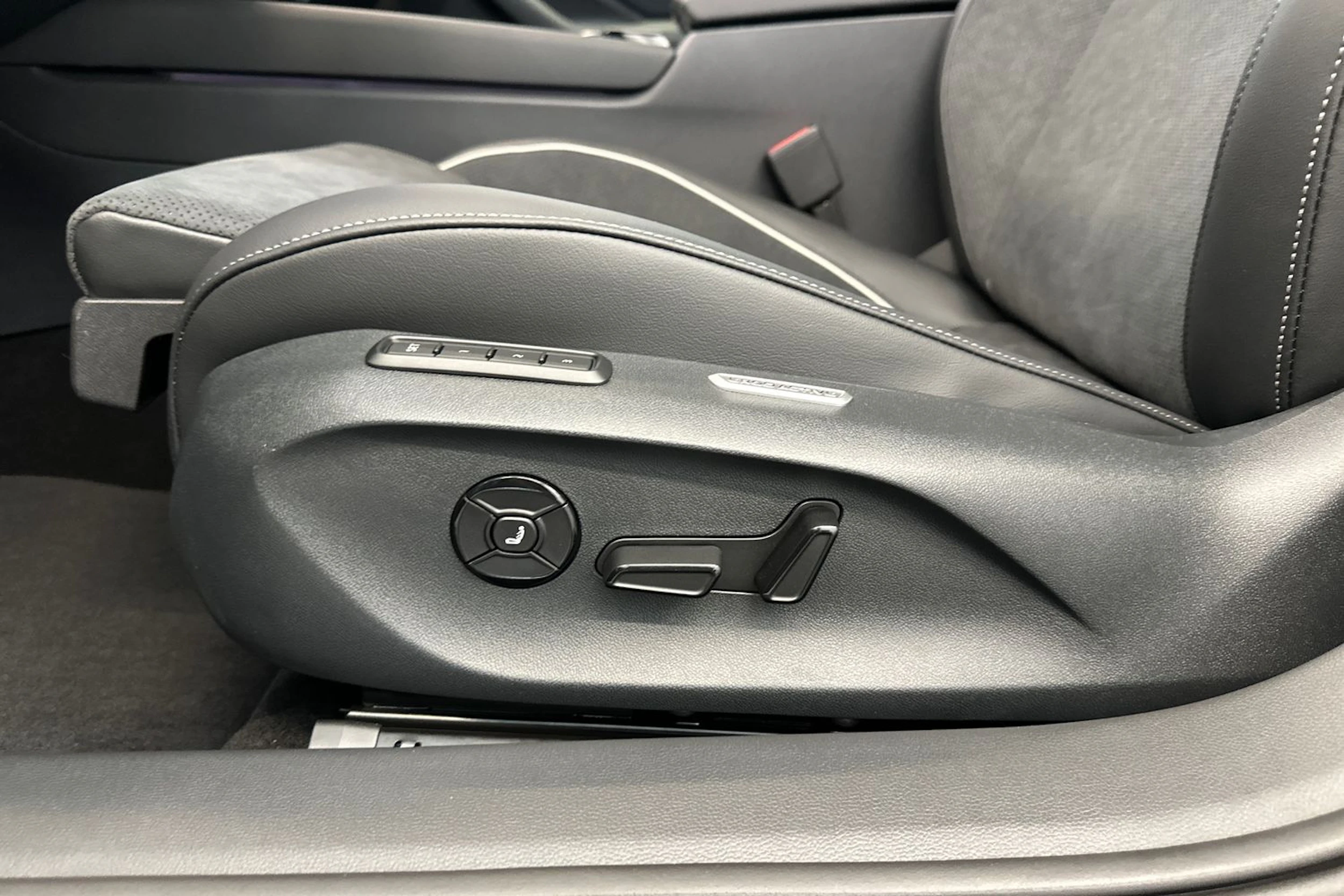 musta Volkswagen Passat 2026 kuva 17.
