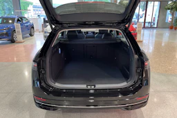 musta Volkswagen Passat 2026 kuva 11.