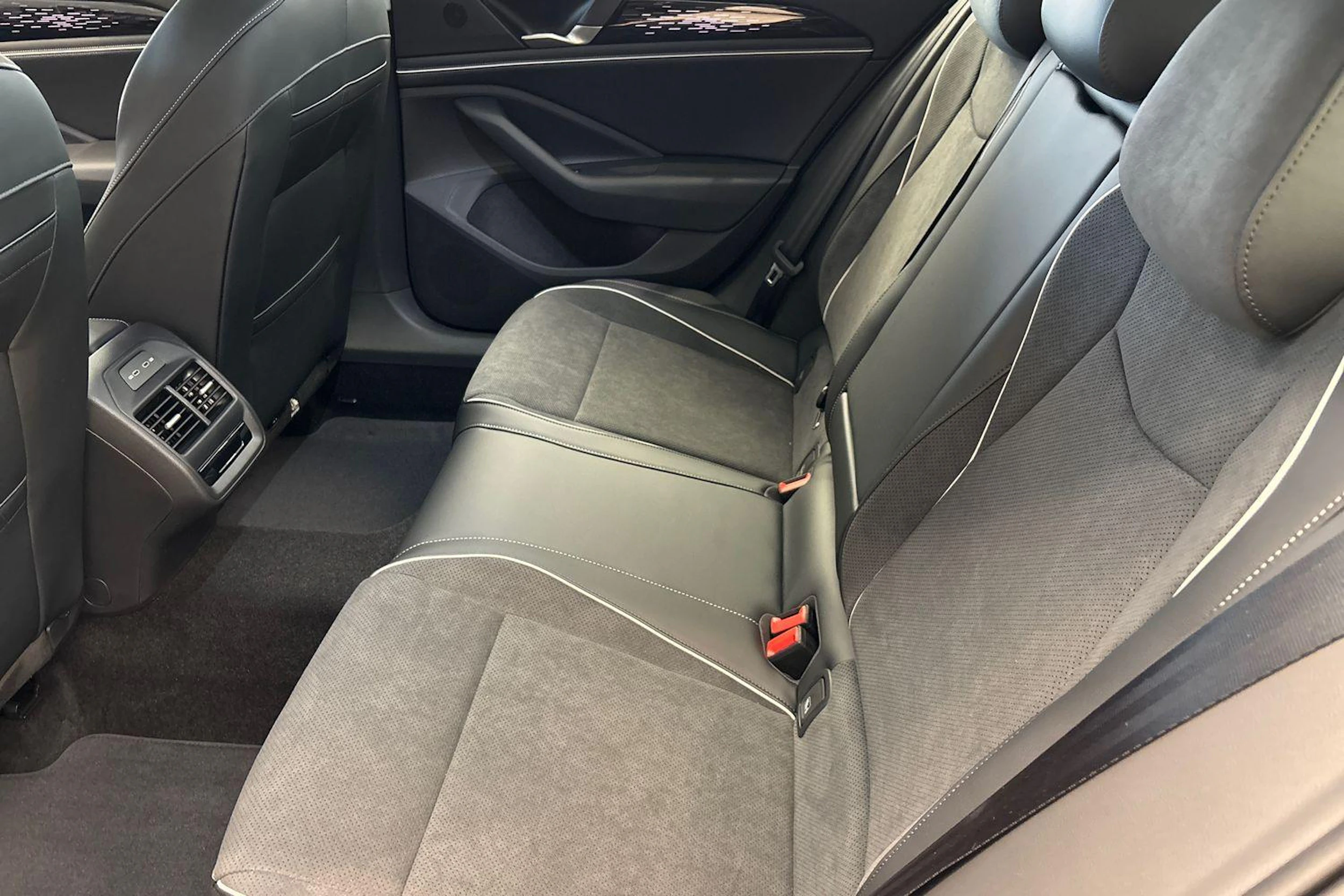 harmaa Volkswagen Passat 2026 kuva 8.