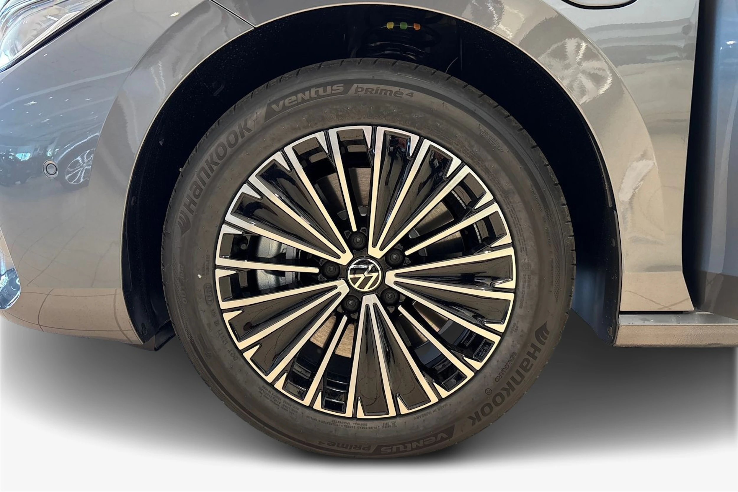 harmaa Volkswagen Passat 2026 kuva 9.