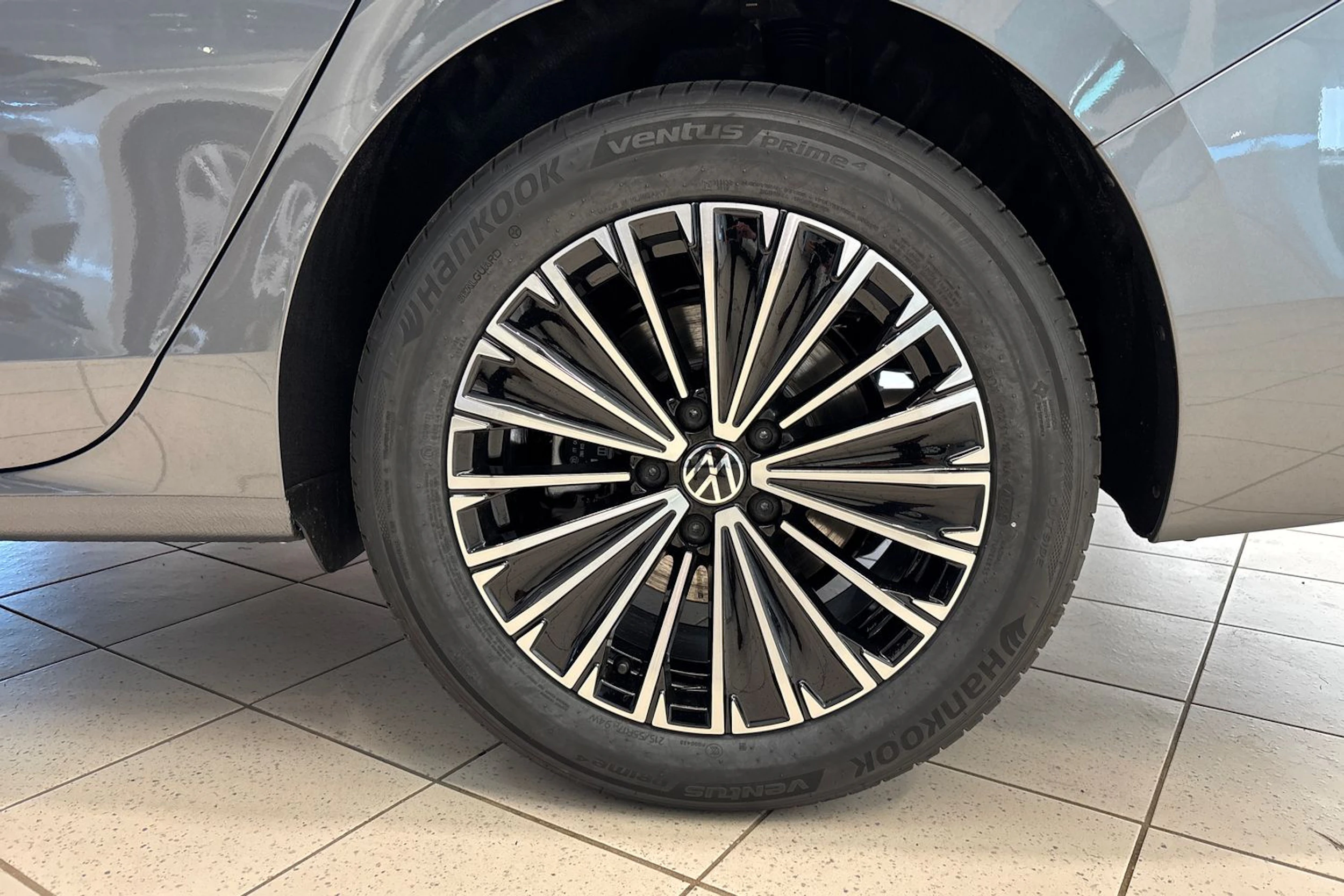 harmaa Volkswagen Passat 2026 kuva 10.