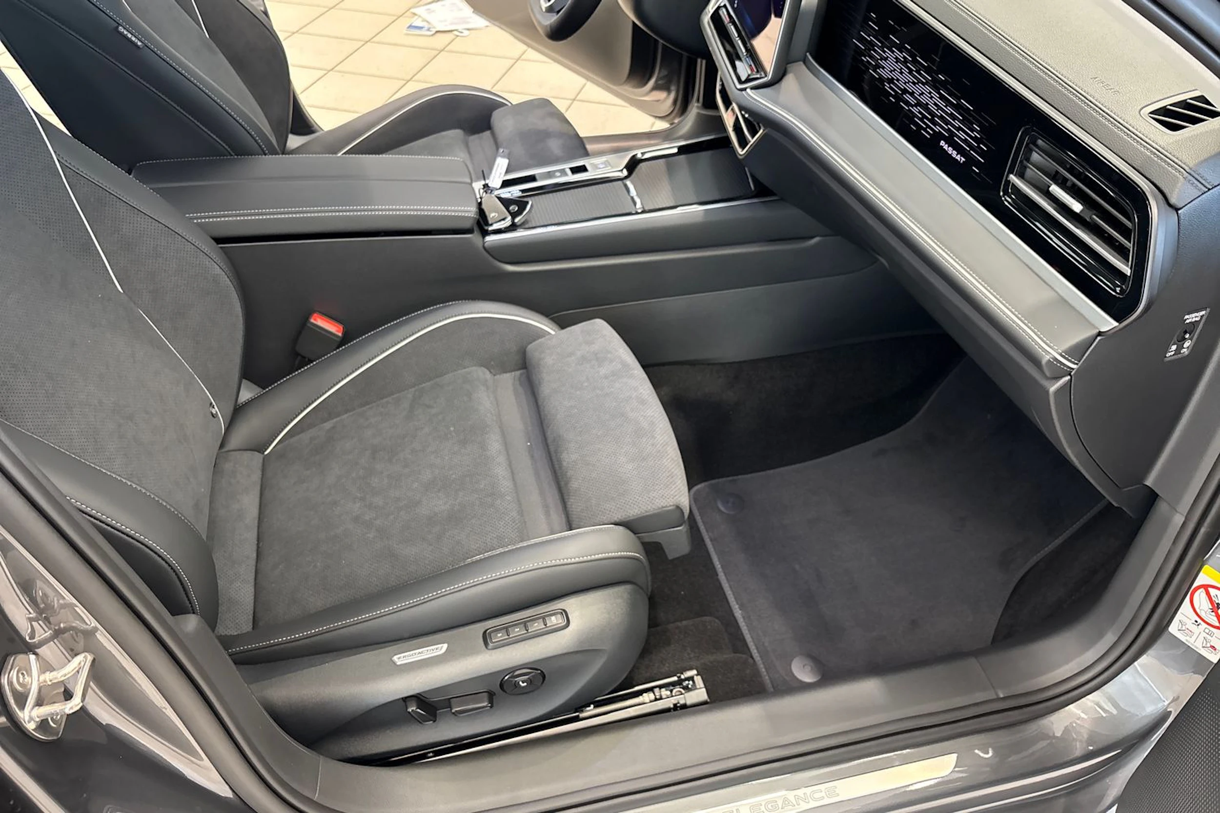 harmaa Volkswagen Passat 2026 kuva 11.