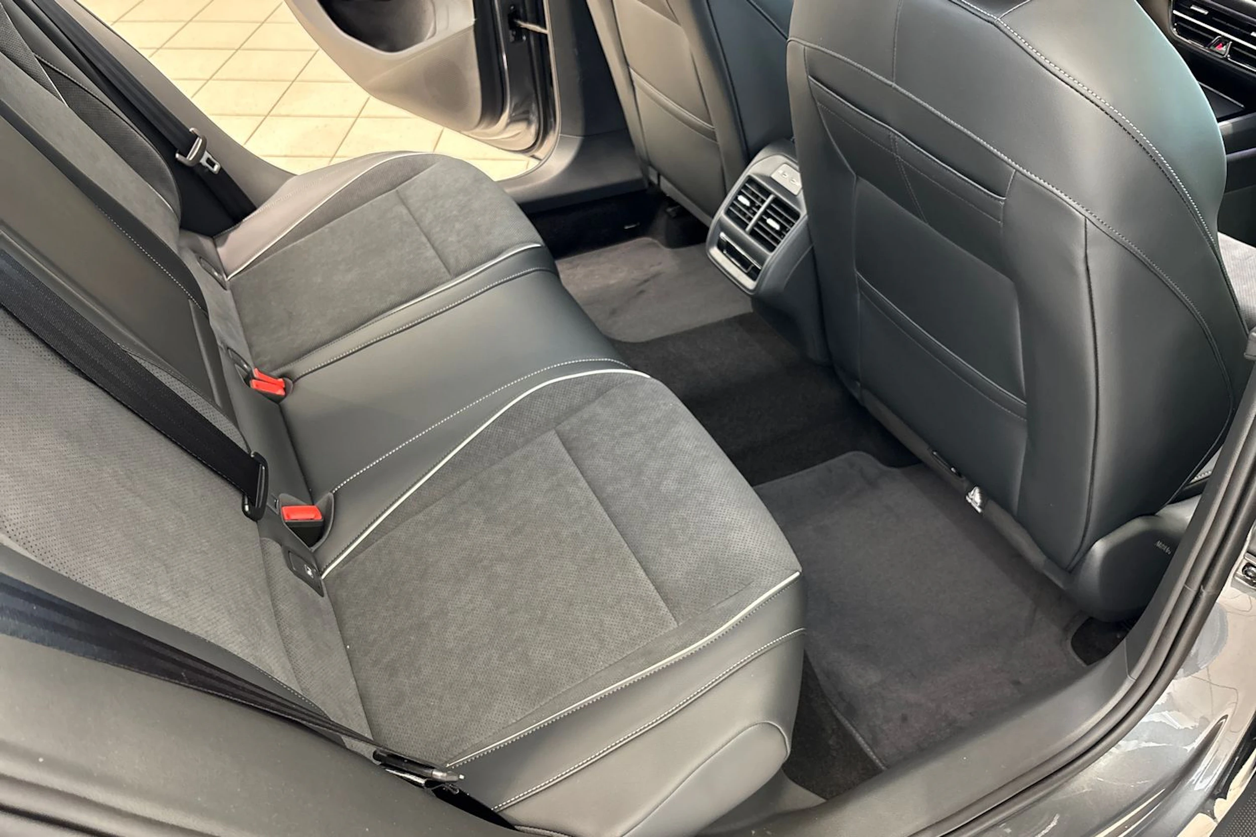 harmaa Volkswagen Passat 2026 kuva 12.