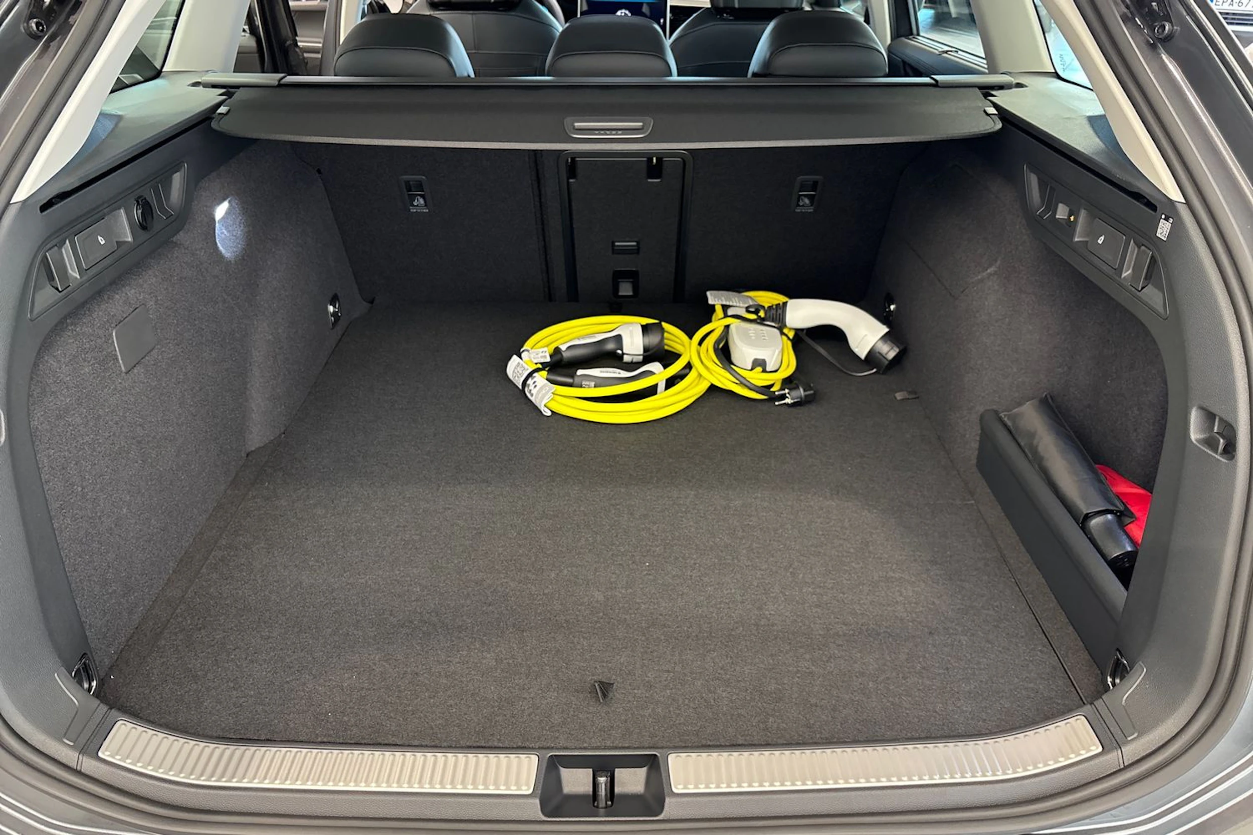 harmaa Volkswagen Passat 2026 kuva 13.