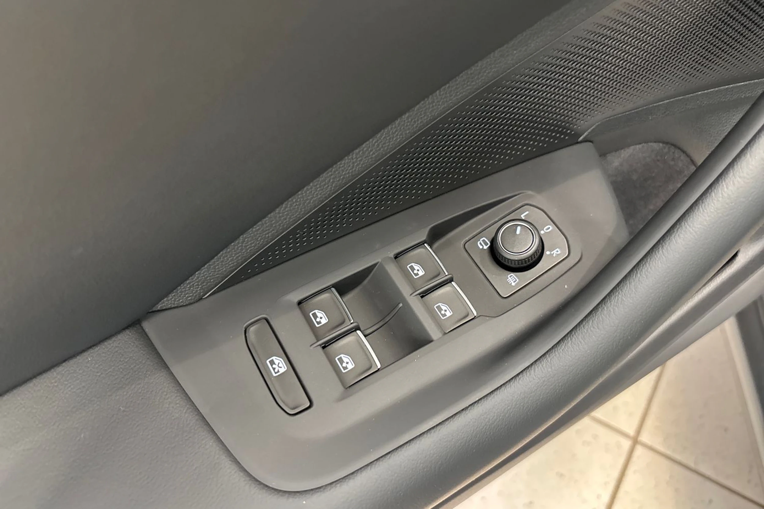 harmaa Volkswagen Passat 2026 kuva 34.