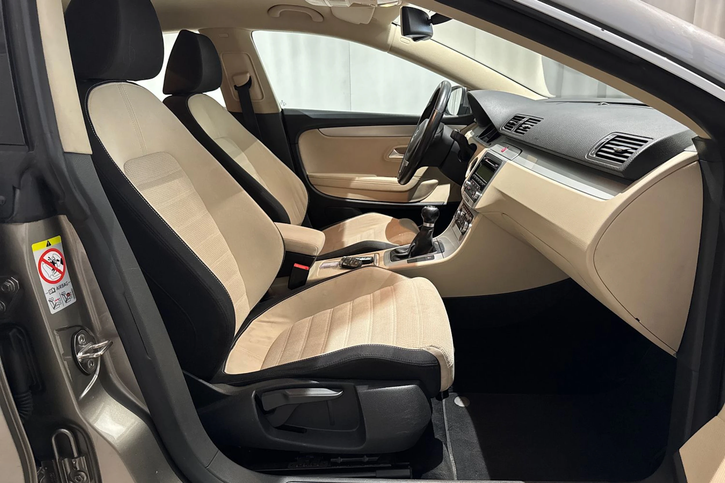 ruskea (beige) Volkswagen Passat CC 2011 kuva 17.