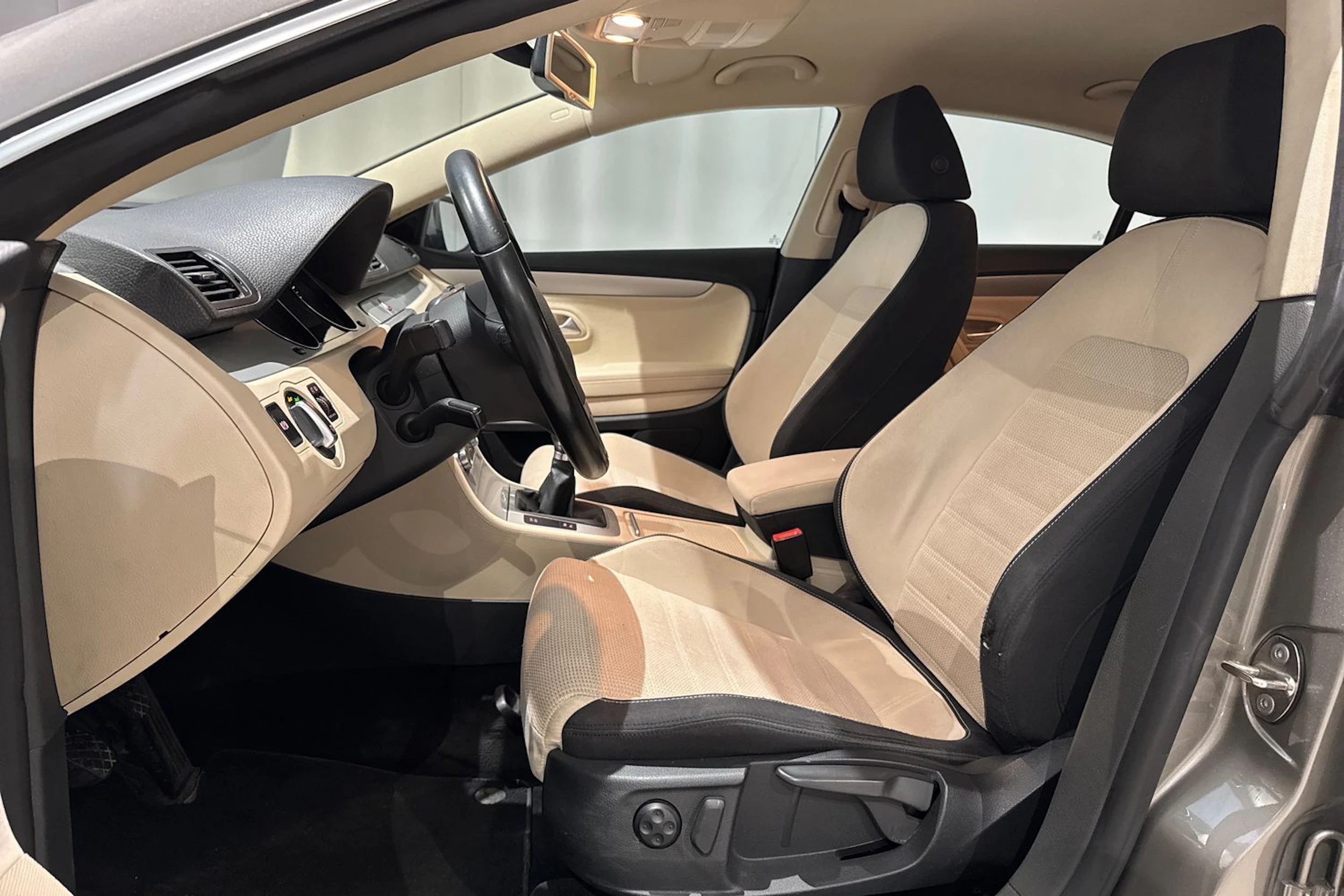 ruskea (beige) Volkswagen Passat CC 2011 kuva 18.