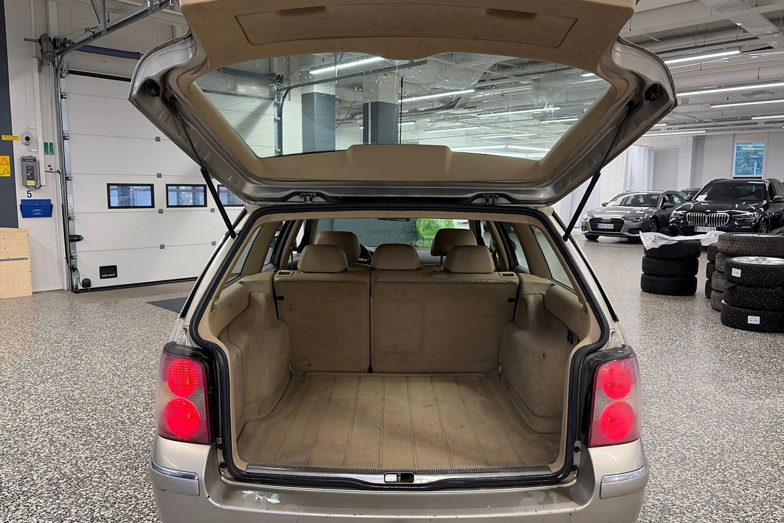 Ruskea (beige) Volkswagen Passat 2005 kuva 11.