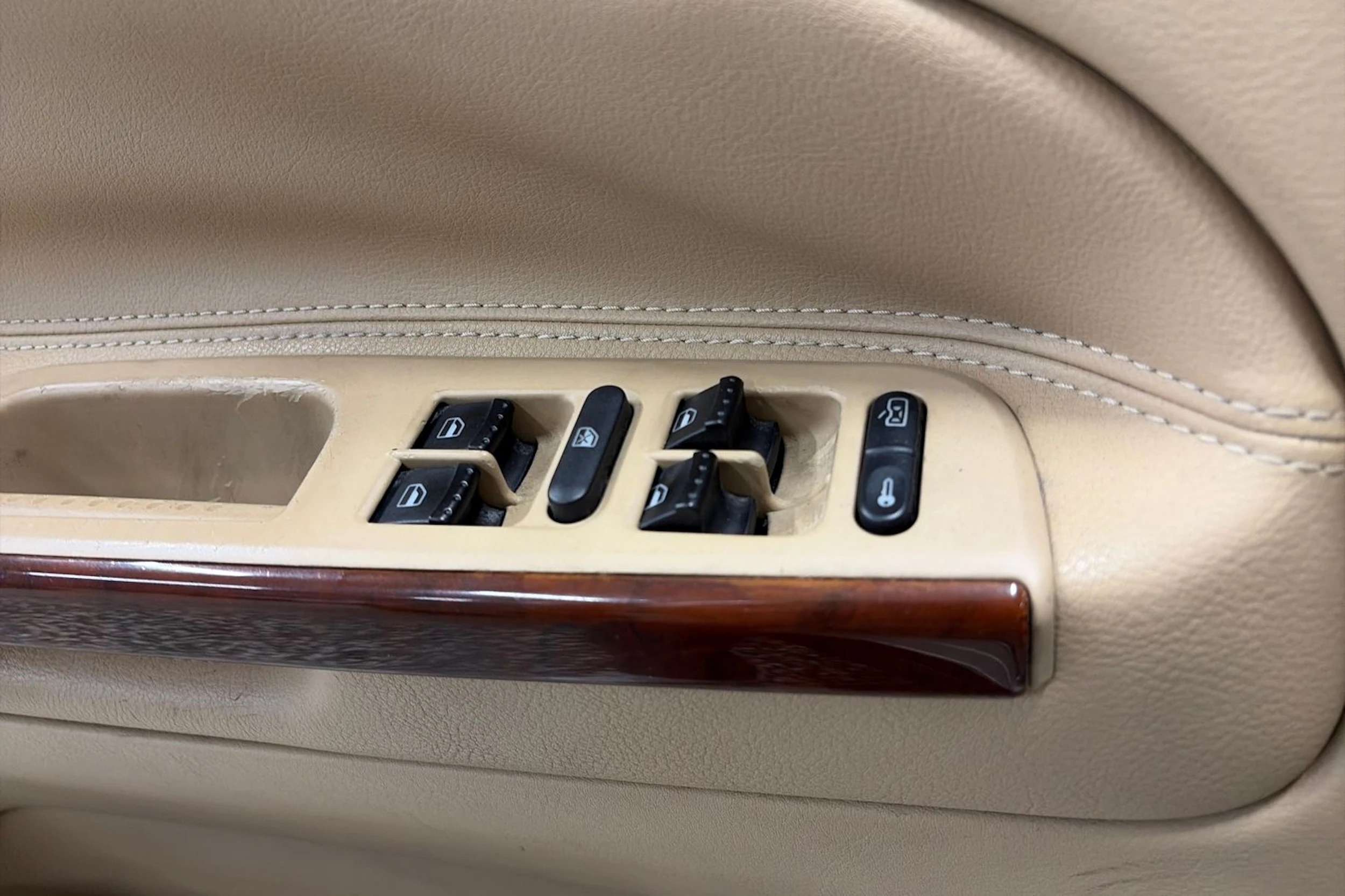 Ruskea (beige) Volkswagen Passat 2005 kuva 26.