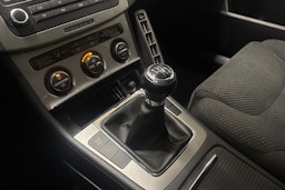 sininen Volkswagen Passat 2006 kuva 16.