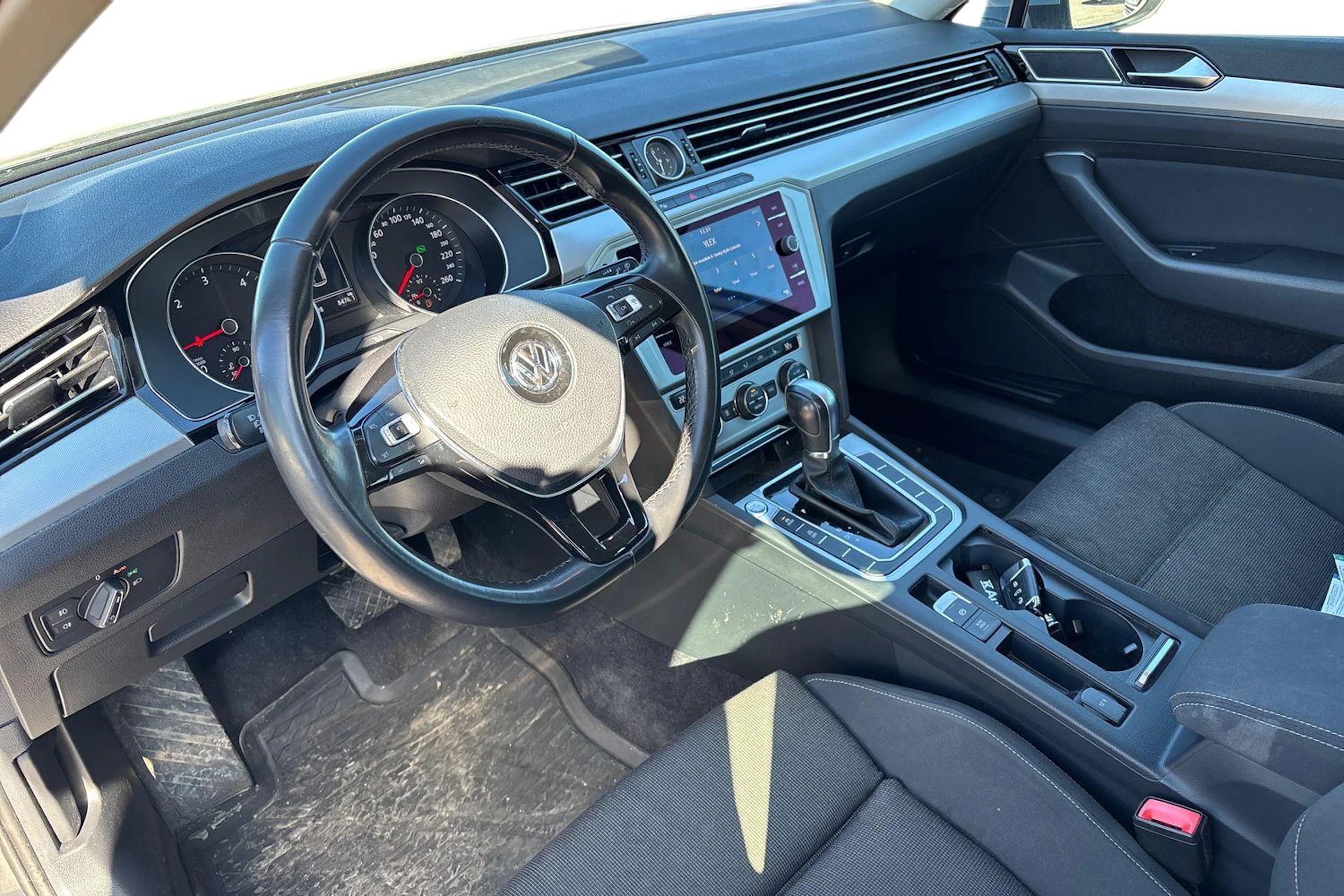 Sininen Volkswagen Passat 2018 kuva 3.