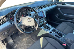 Sininen Volkswagen Passat 2018 kuva 3.