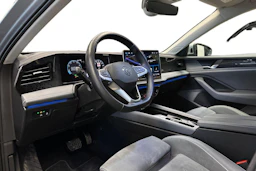 Harmaa Volkswagen Passat 2024 kuva 8.