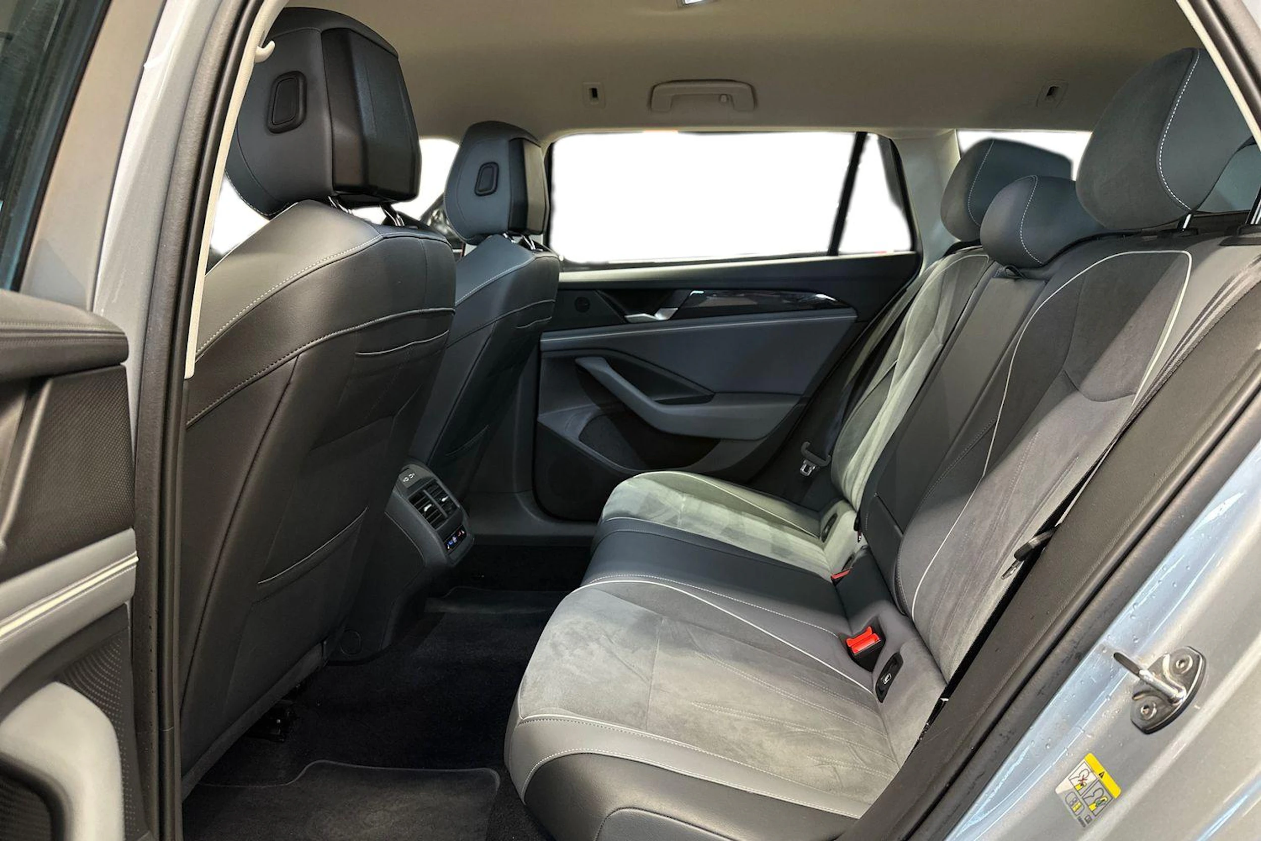 Harmaa Volkswagen Passat 2024 kuva 11.