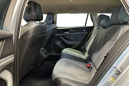 Harmaa Volkswagen Passat 2024 kuva 11.