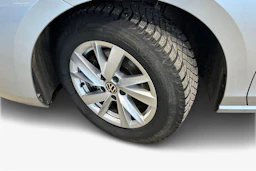 Harmaa Volkswagen Passat 2024 kuva 12.