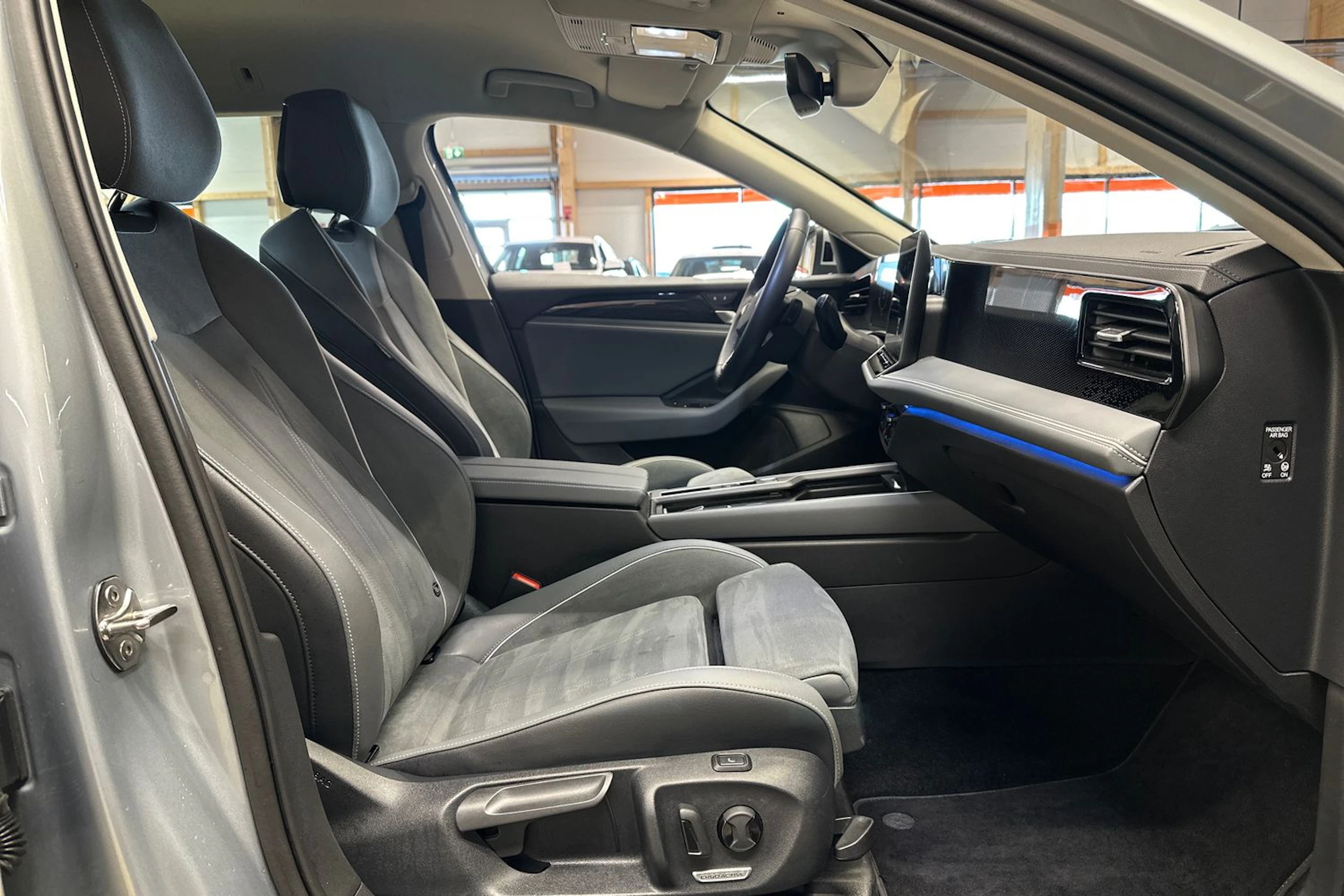 Harmaa Volkswagen Passat 2024 kuva 13.