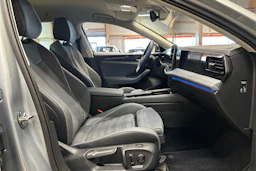 Harmaa Volkswagen Passat 2024 kuva 13.