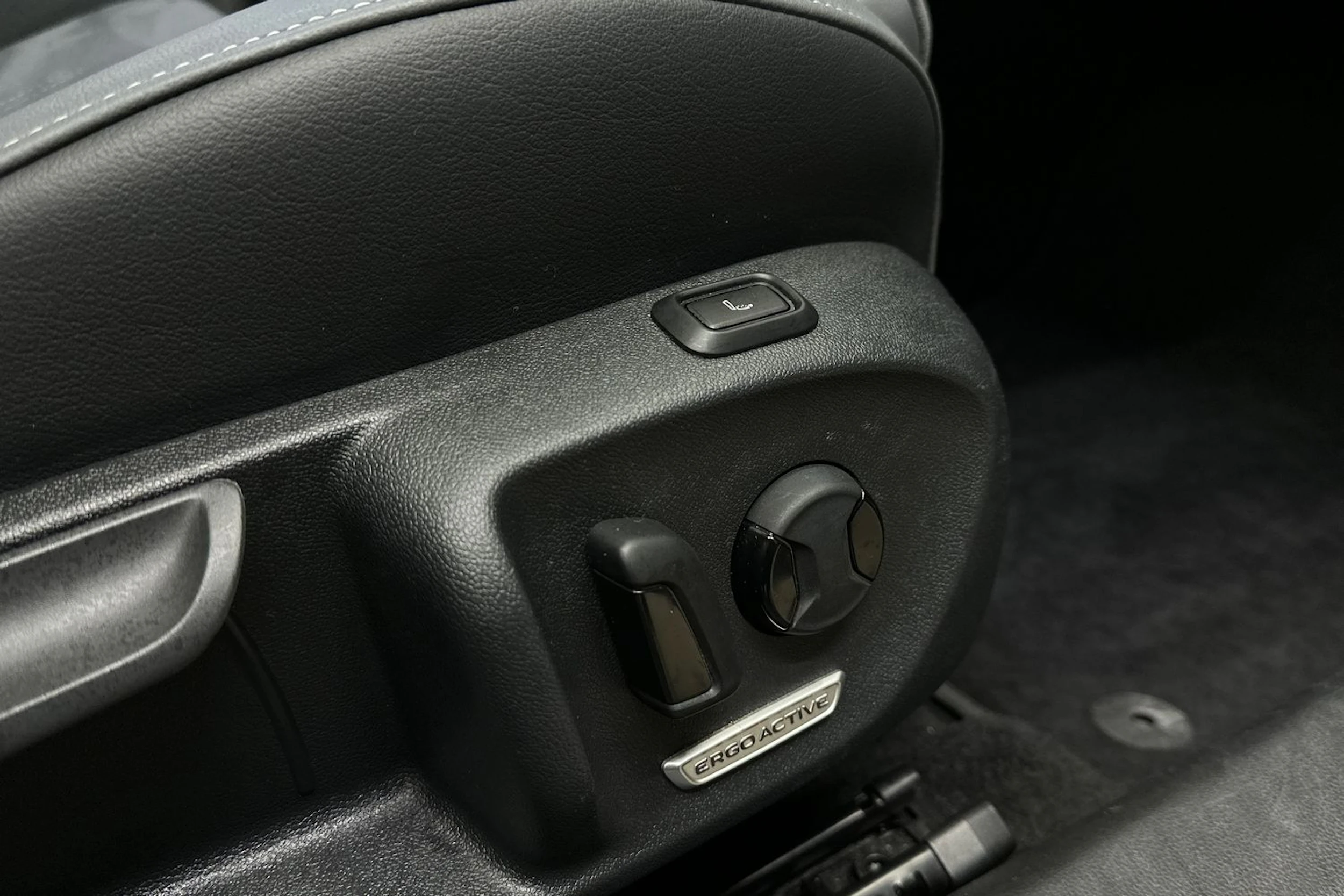 Harmaa Volkswagen Passat 2024 kuva 15.