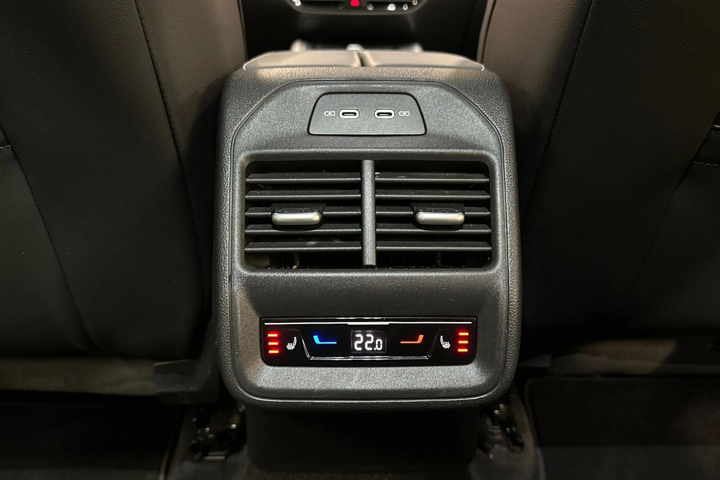 Harmaa Volkswagen Passat 2024 kuva 16.