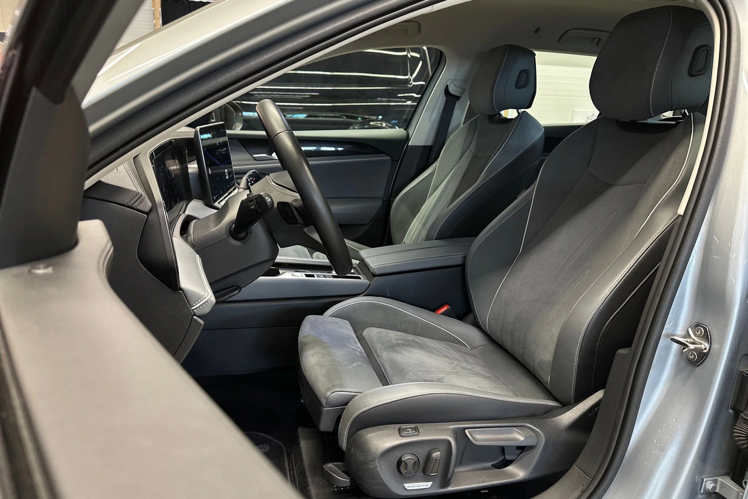 Harmaa Volkswagen Passat 2024 kuva 17.