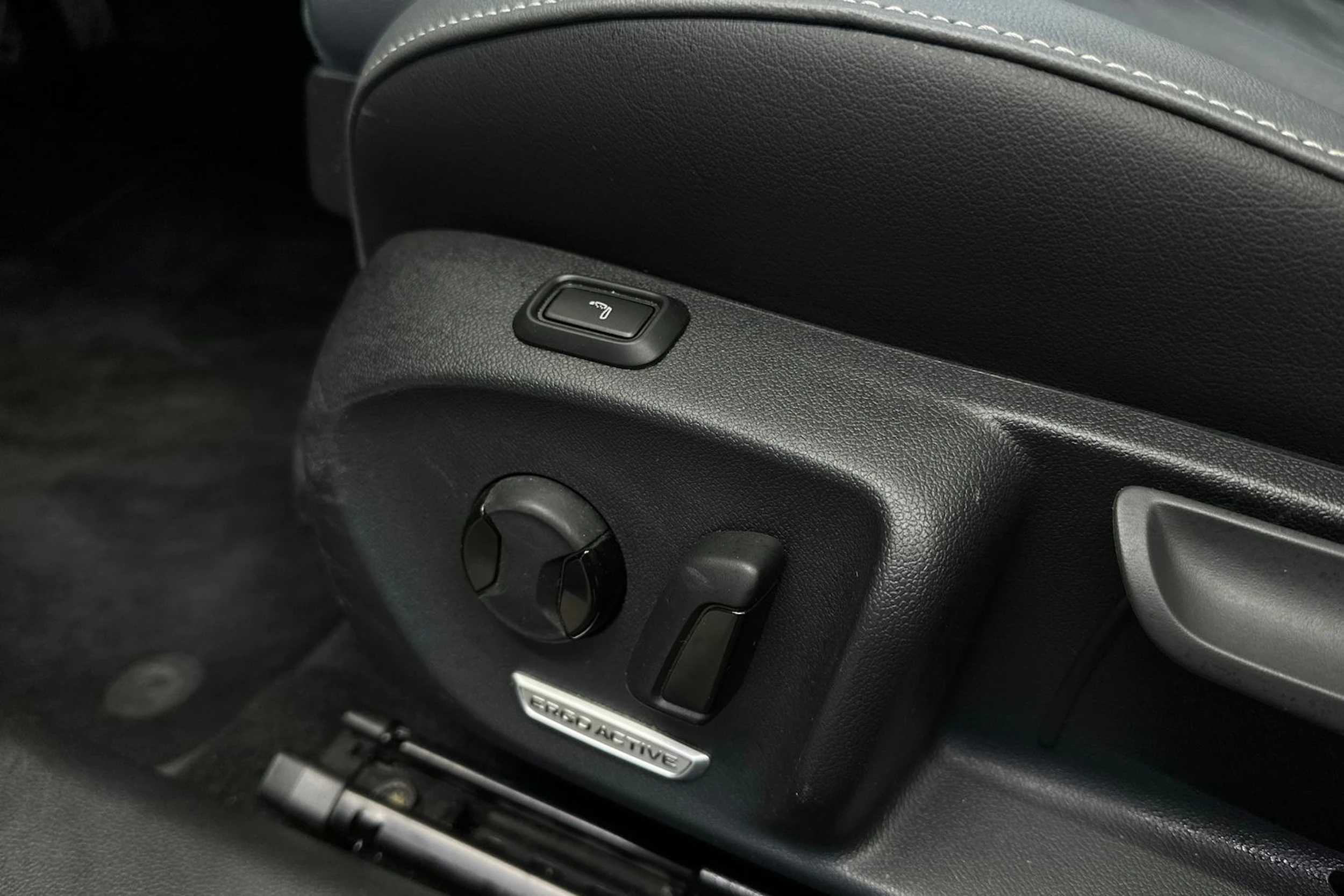 Harmaa Volkswagen Passat 2024 kuva 18.