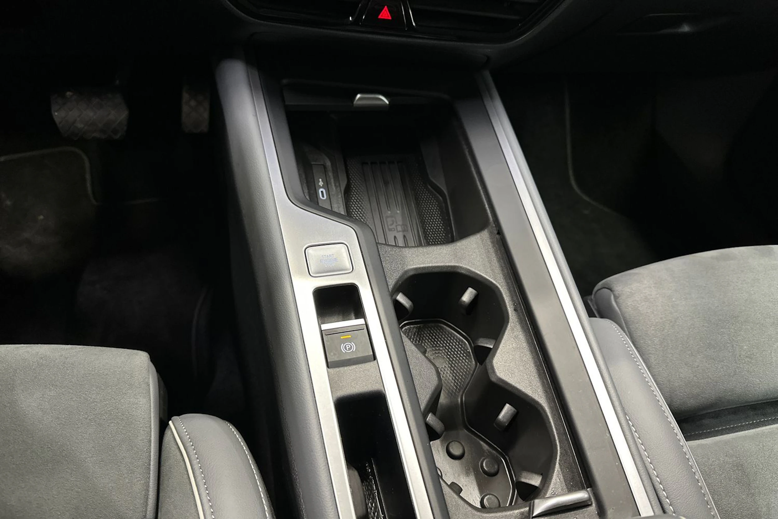 Harmaa Volkswagen Passat 2024 kuva 25.