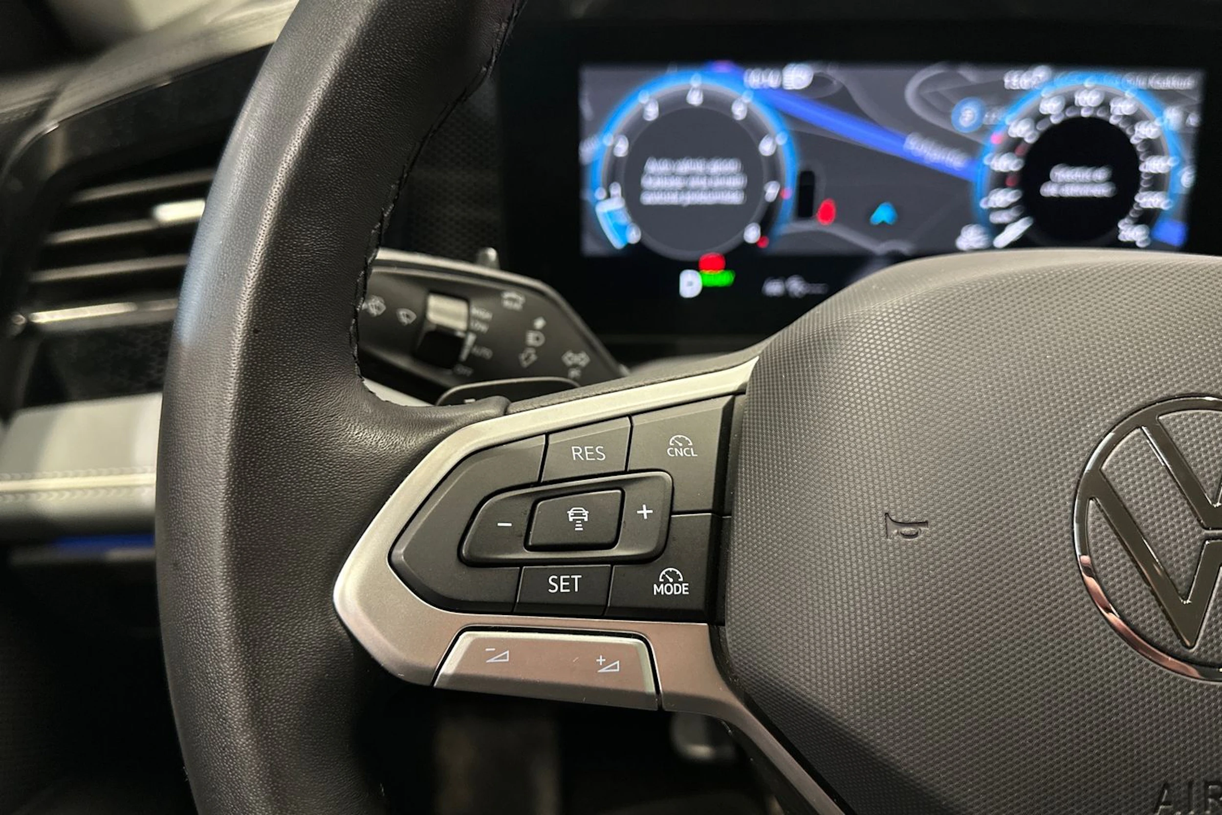 Harmaa Volkswagen Passat 2024 kuva 30.