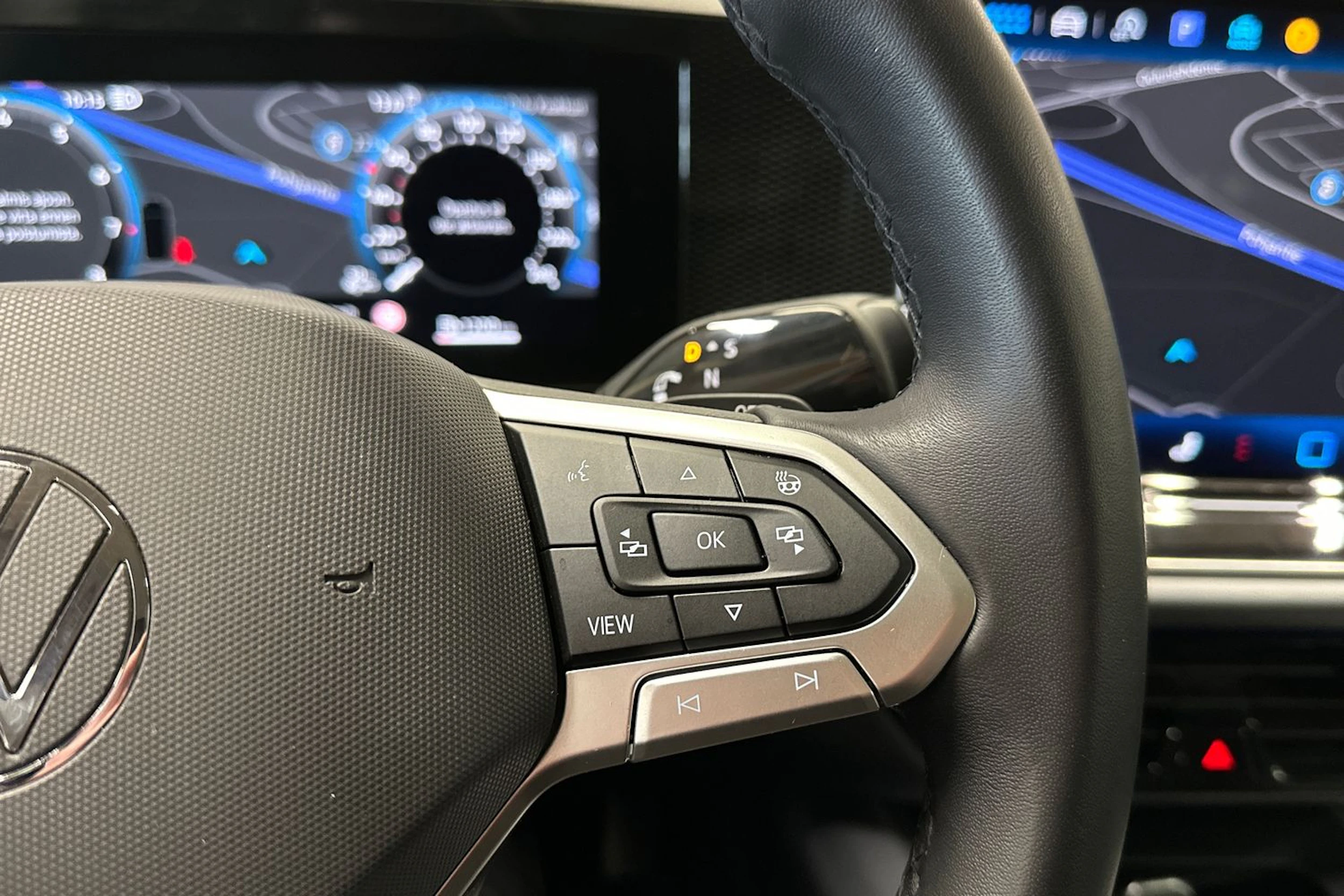 Harmaa Volkswagen Passat 2024 kuva 31.