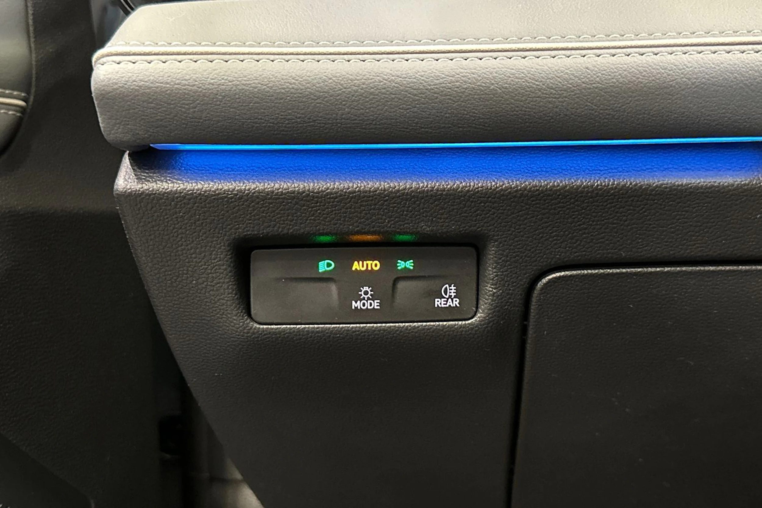 Harmaa Volkswagen Passat 2024 kuva 32.